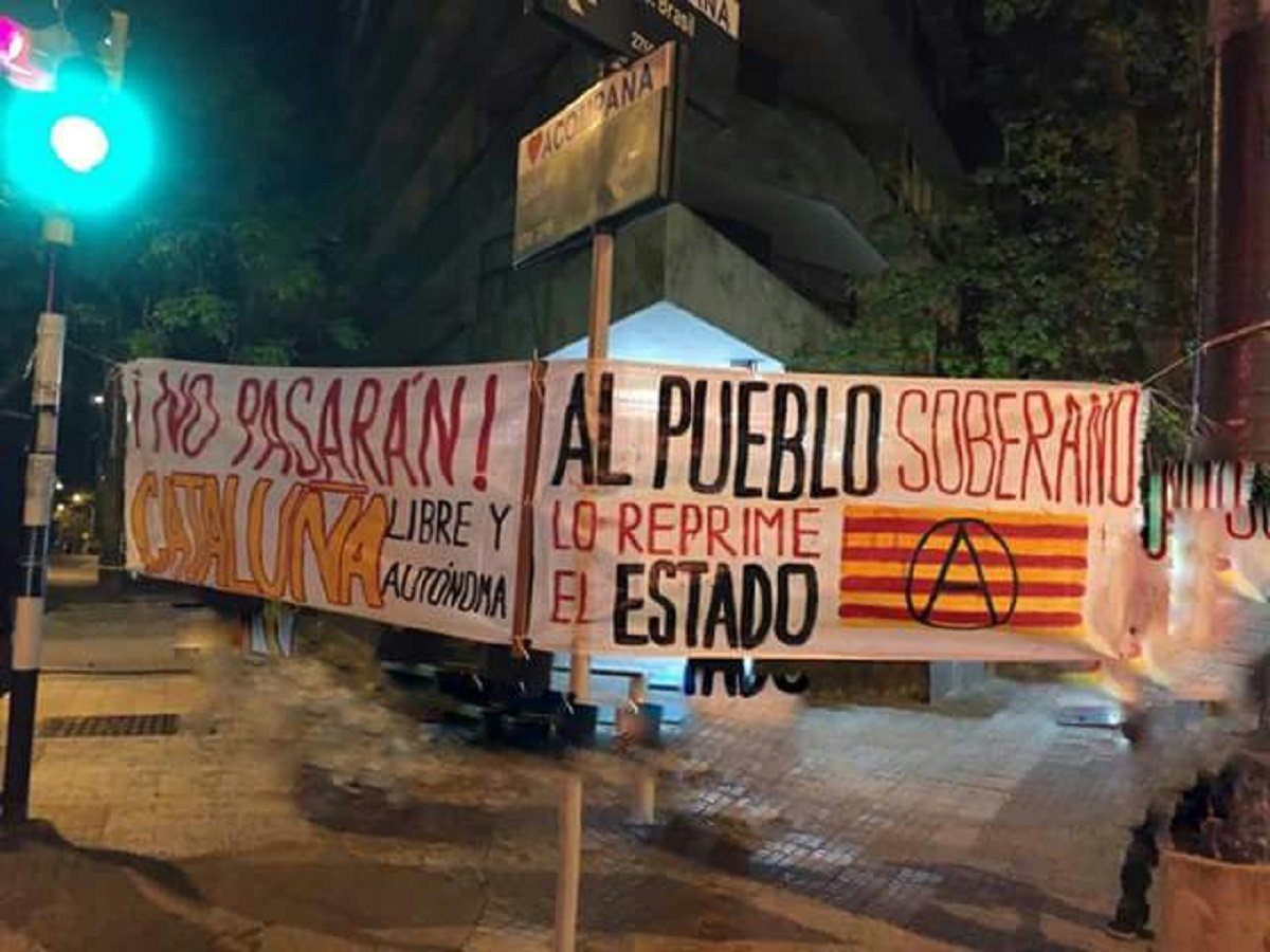 Montevideo clama per Catalunya davant l'ambaixada espanyola