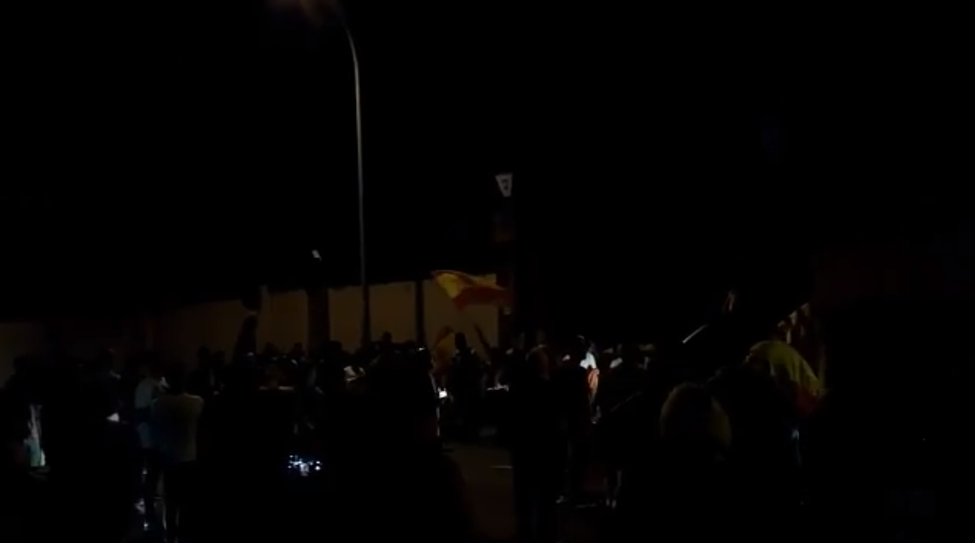Concentració a Sant Boi per donar la benvinguda a la policia espanyola