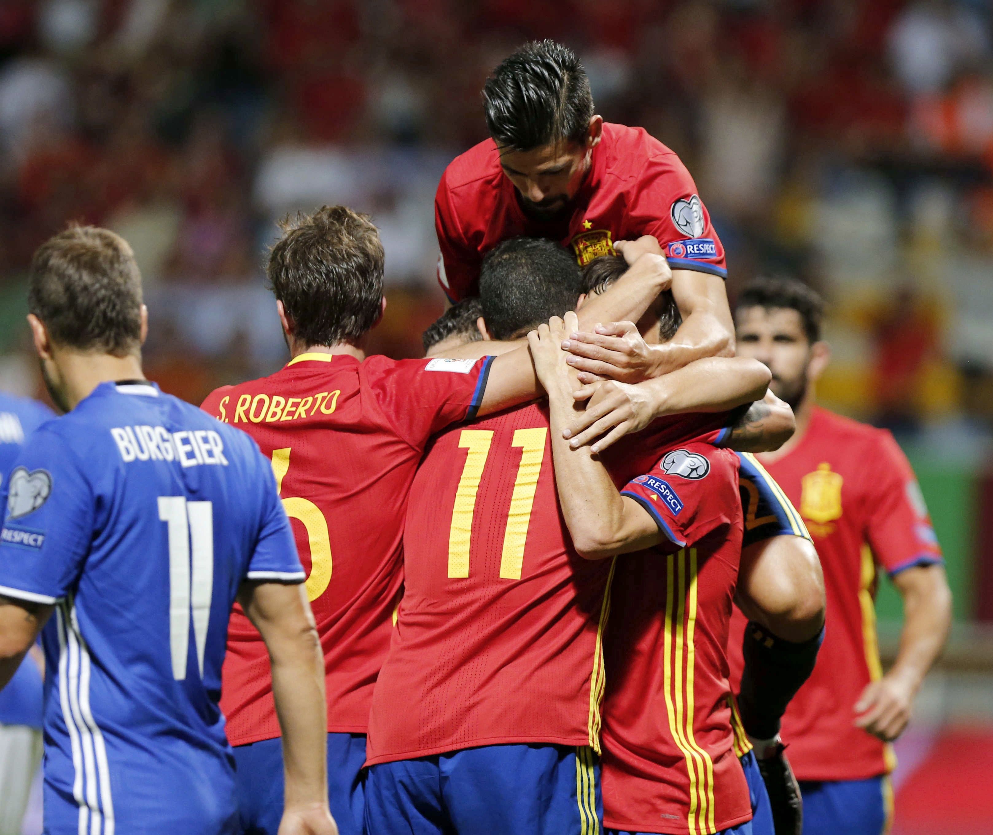 España saca a pasear a los leones (8-0)