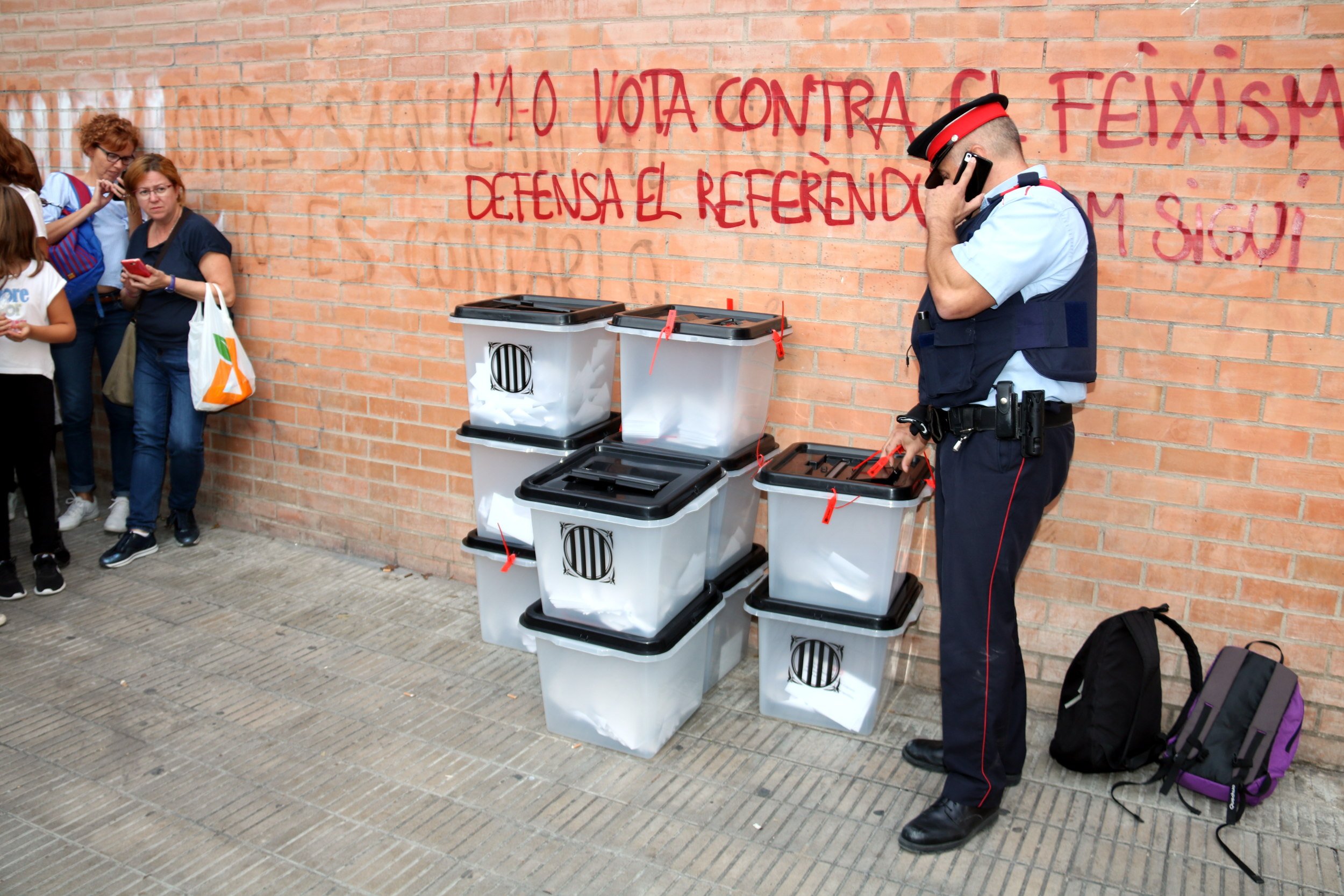 Interior ya estudia el vídeo de mossos llevando urnas con votos