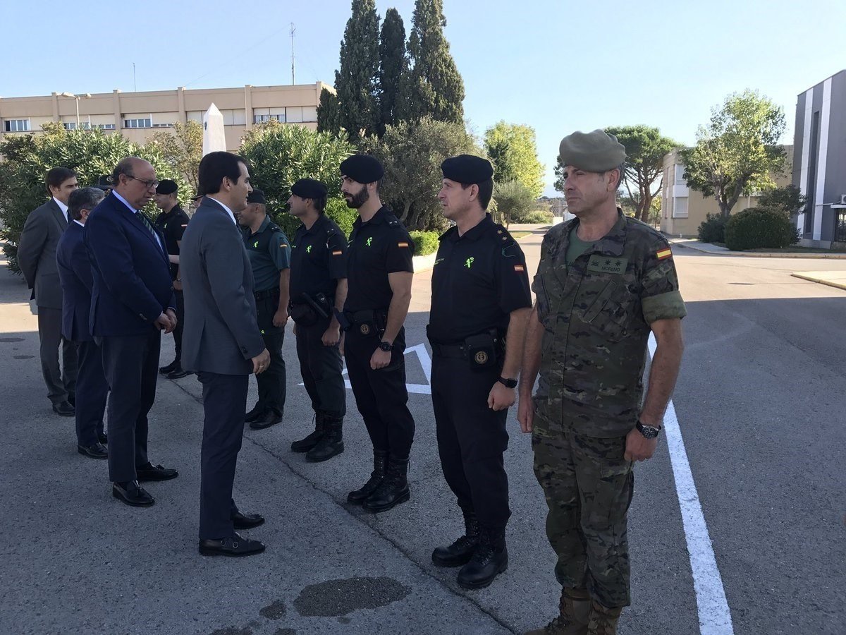 Nieto visita a la Guardia Civil en la base militar de Sant Climent Sescebes