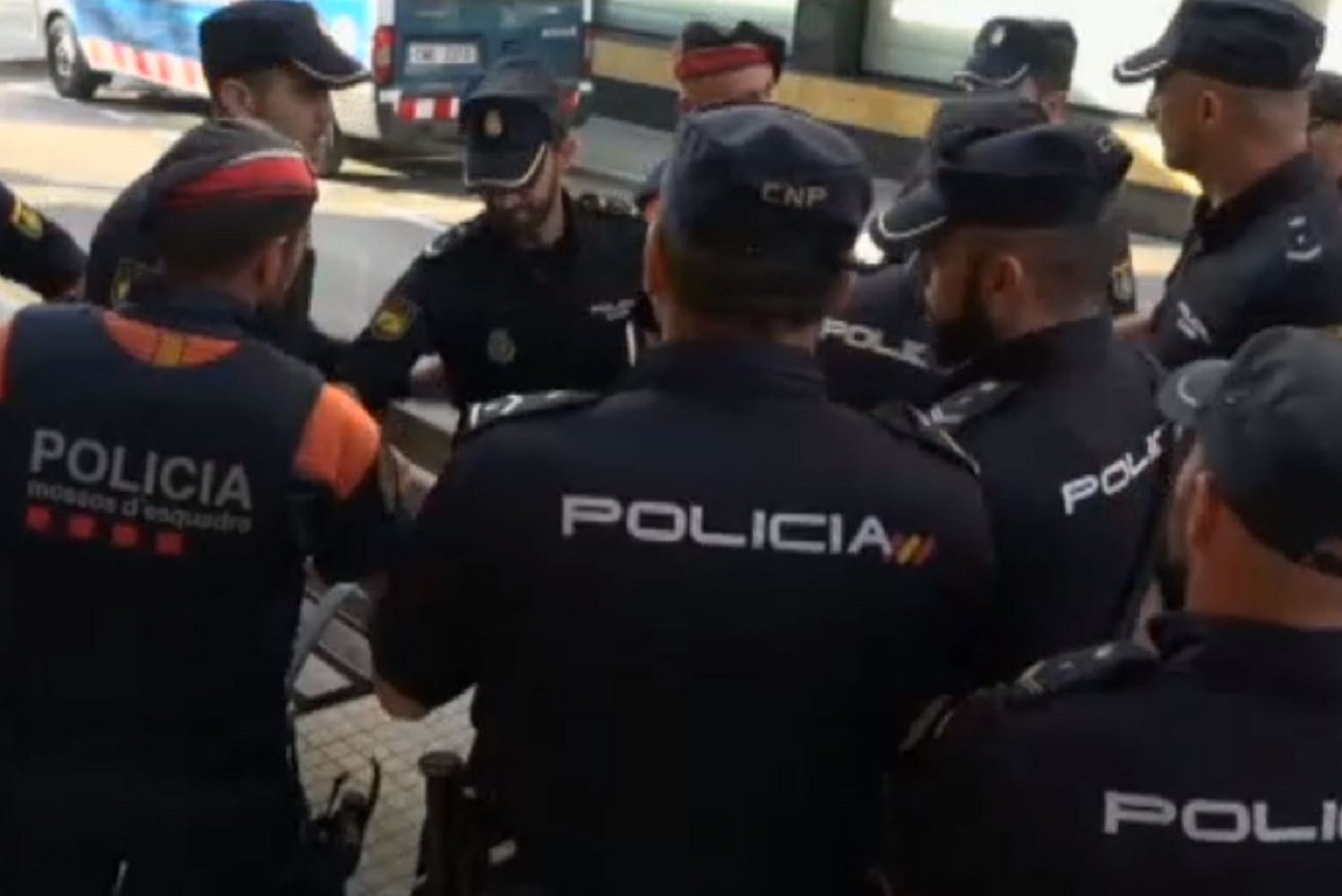 Vídeo: Mossos y policías españoles se abrazan en el despido en Pineda