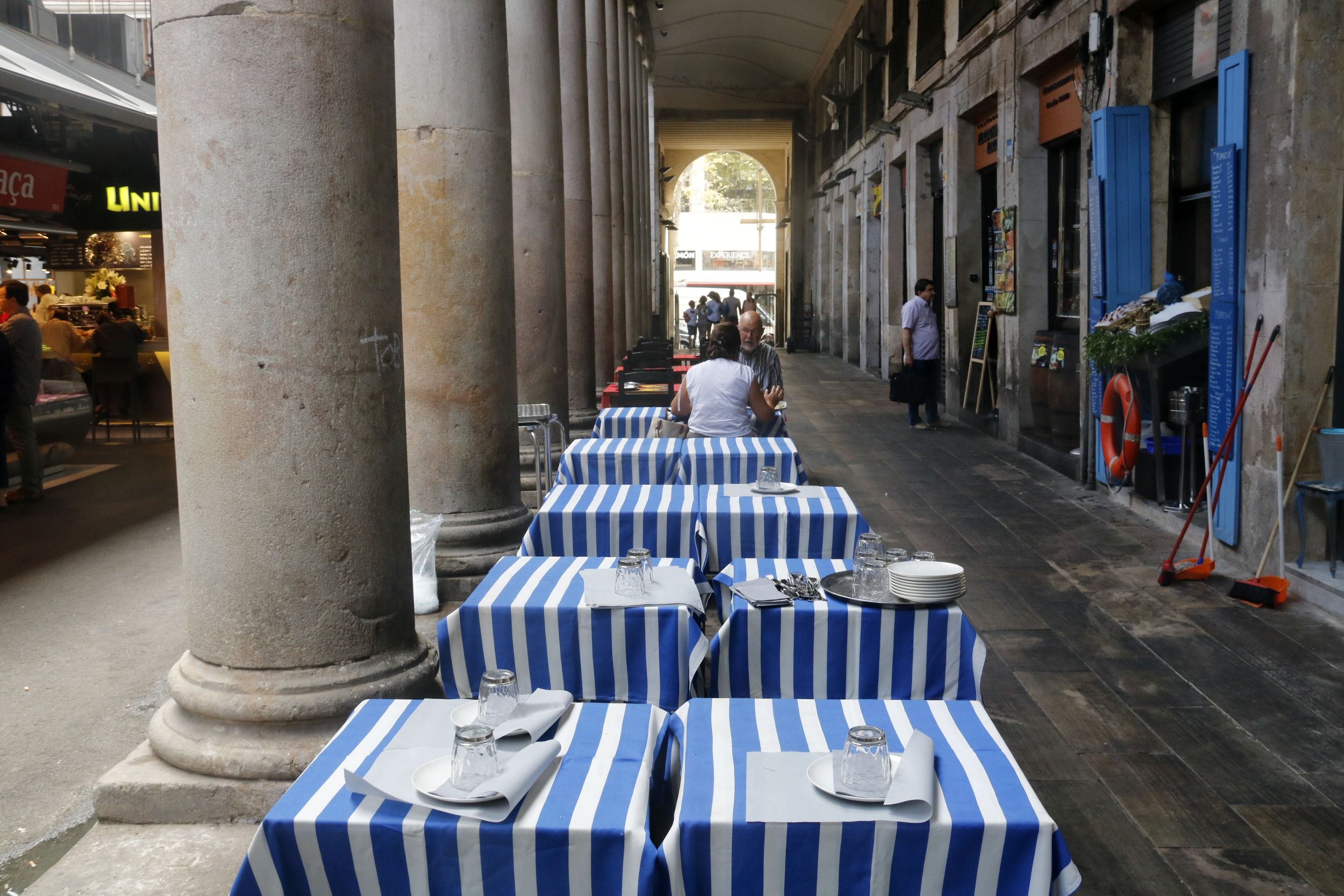 Frente común de CiU, C's y PP contra Colau por la ordenanza de las terrazas
