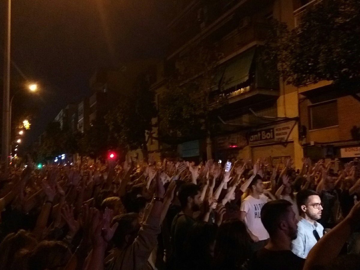 Manifestaciones en Sant Boi a favor y en contra de la presencia policial