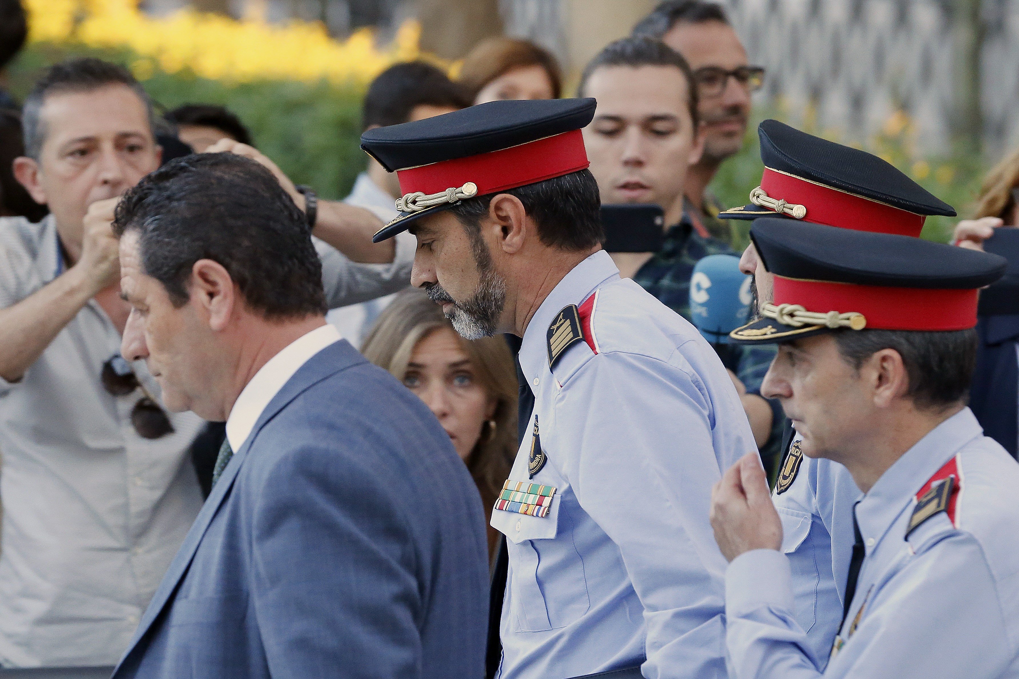 Insultan a Trapero en la salida de la Audiencia: "Traidor","cabrón" y "pesetero"