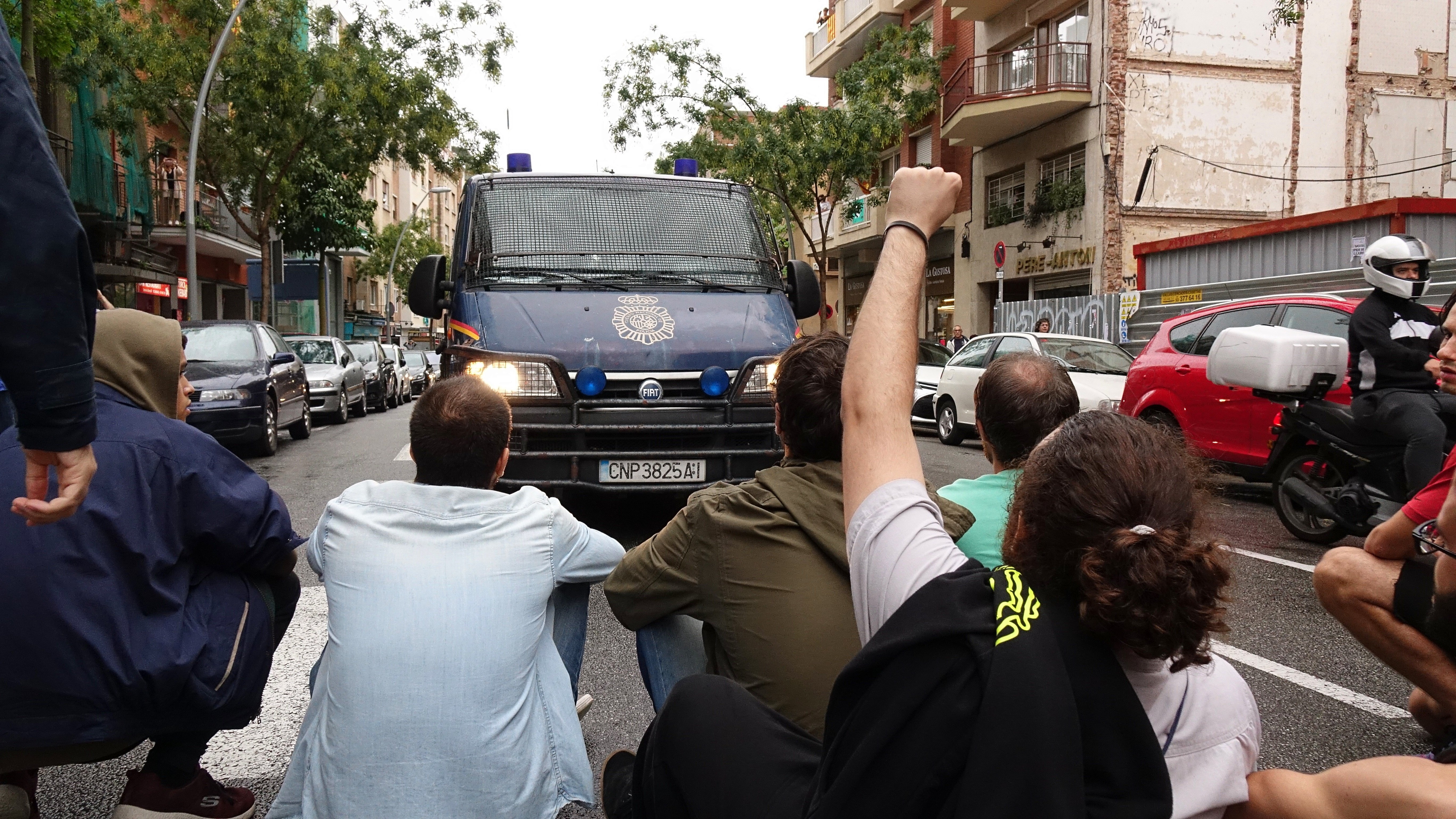 La Audiencia reabre la causa sobre las cargas policiales en la escuela Estel el 1-O