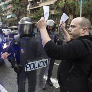 1-O referendum policia Nacional paperetes - Sergi Alcazar 1-O referendum policia Nacional paperetes - Sergi Alcazar