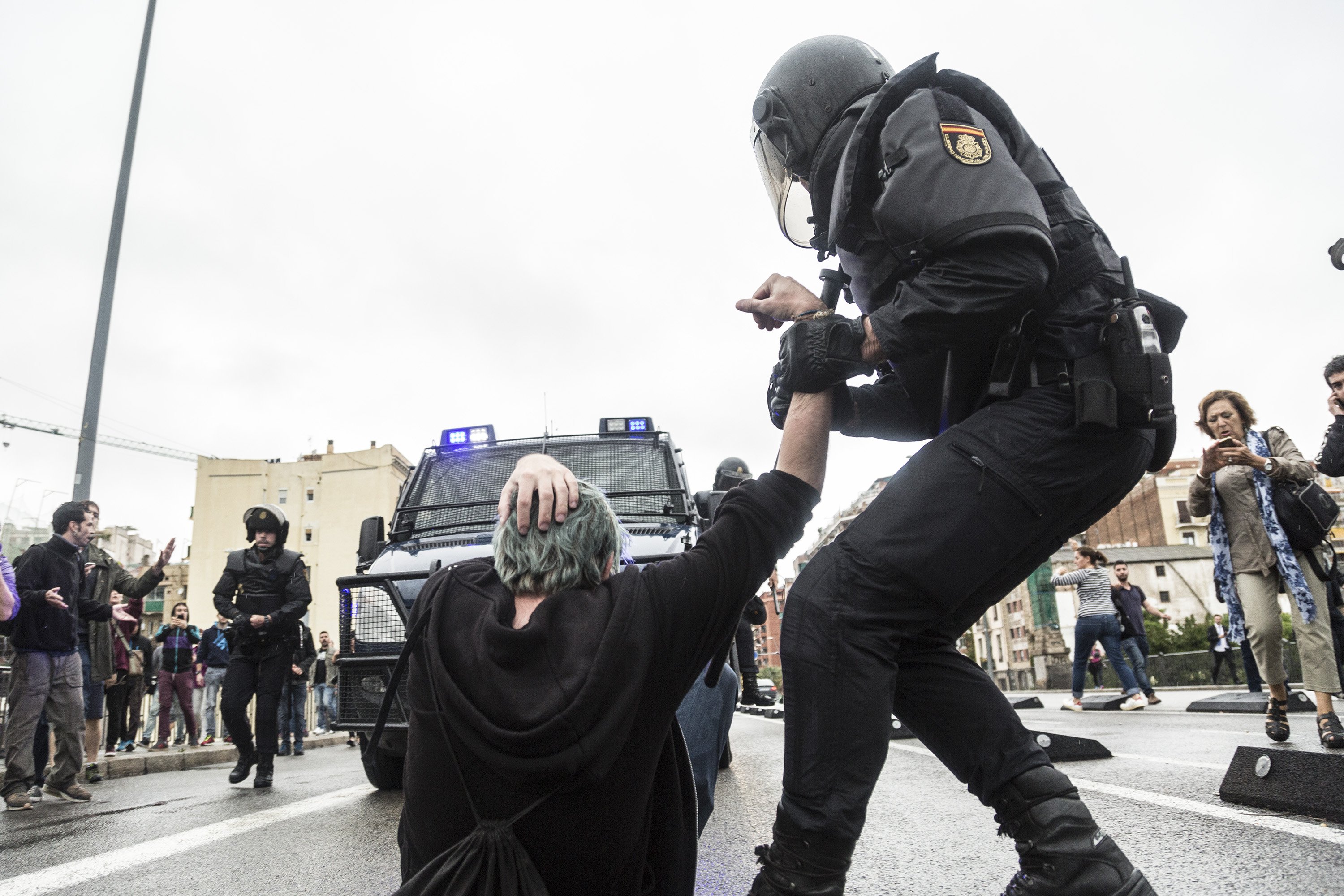 Admitida una querella contra dos policías españoles por herir a un hombre el 1-O