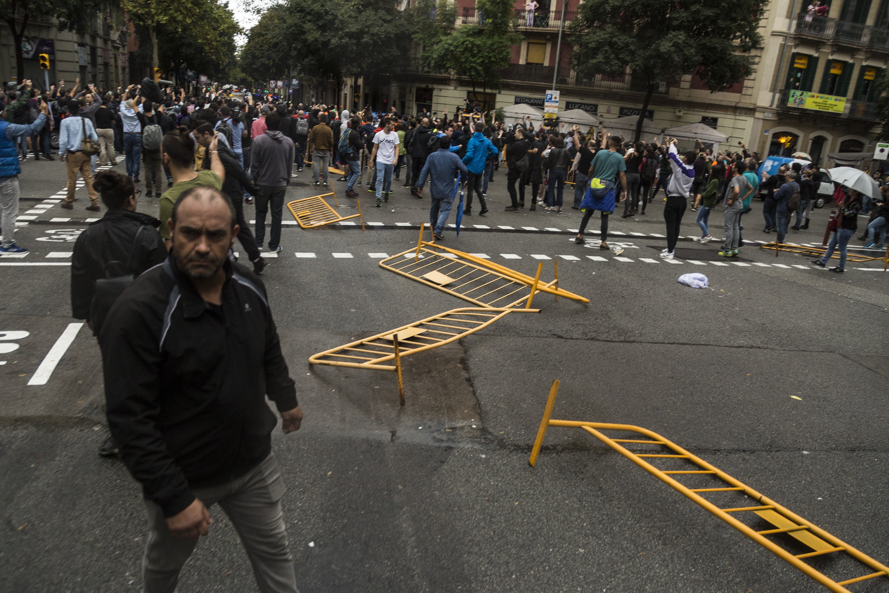 Òmnium recuerda la brutalidad policial del 1-O en el Día de los Derechos Humanos