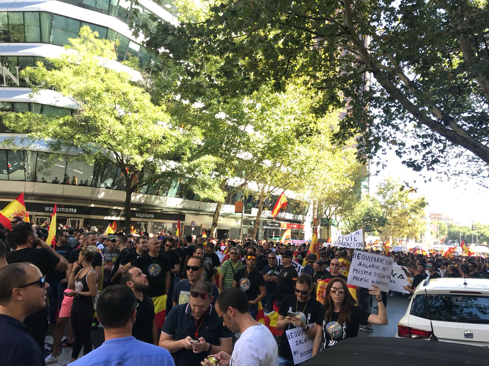 Manifestación de policías ante la sede del PP: "Mosso el que no bote"