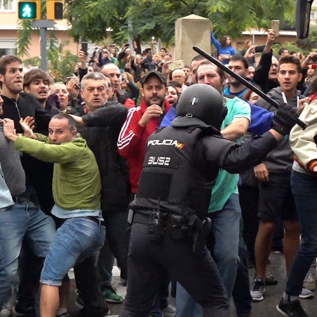 VIOLENCIA 1-O POLICIA MANIFESTANTS COL·LEGI GUINARDO - ROBERTO LAZARO