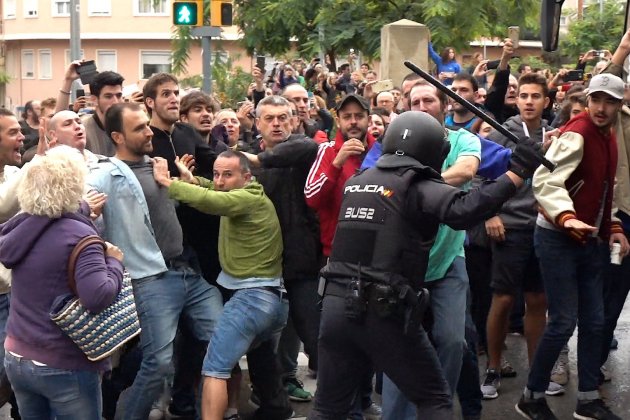 VIOLENCIA 1-O POLICIA MANIFESTANTS COL·LEGI GUINARDO - ROBERTO LAZARO