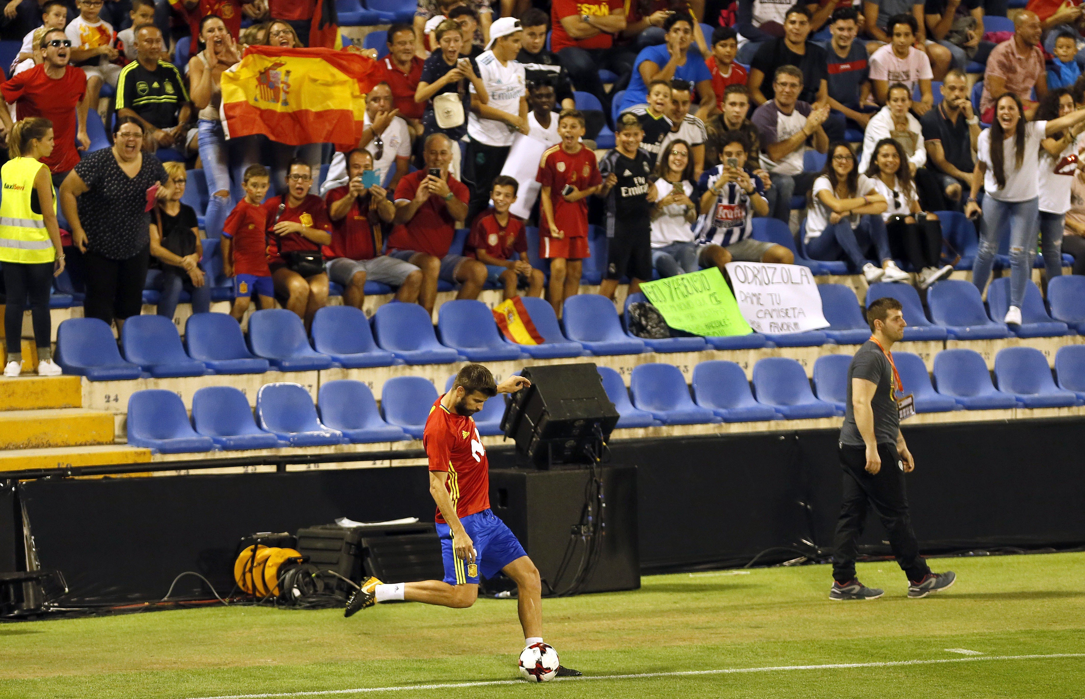 Xiulada gairebé generalitzada a Piqué amb 'La Roja'