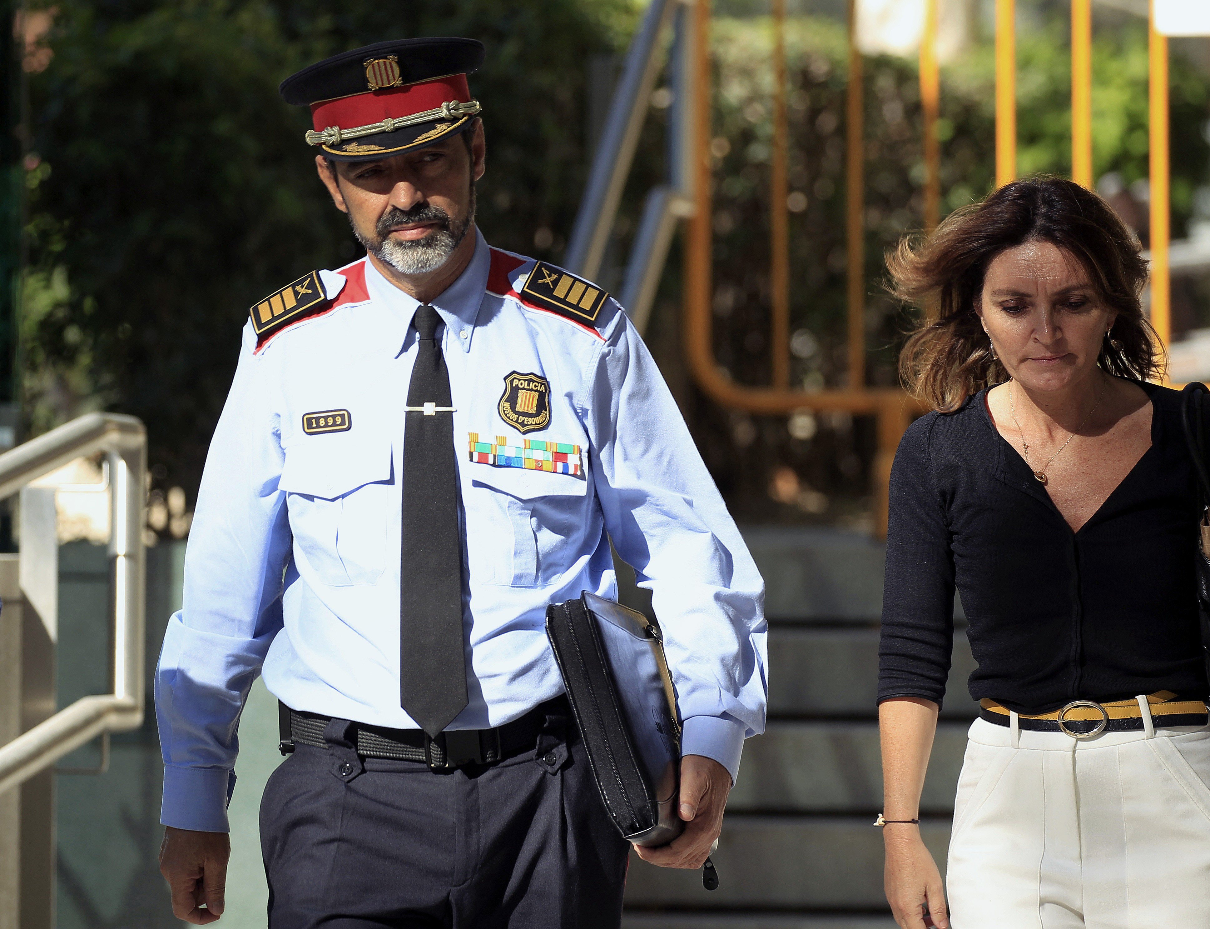 Trapero se quita las condecoraciones de la policía española