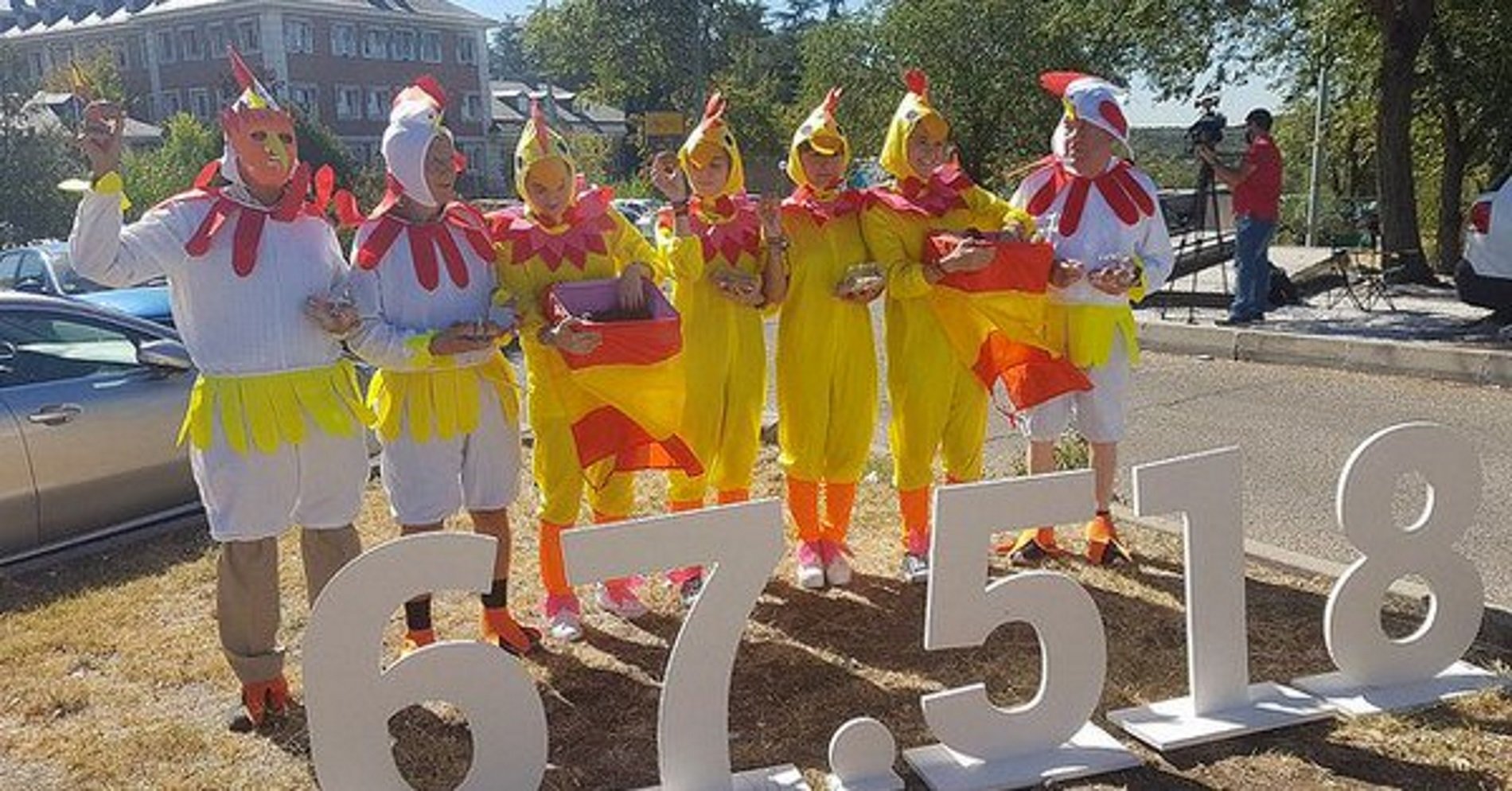 Hazteoir es disfressa de gallina i insta Rajoy a tenir els "ous" d'aplicar el 155