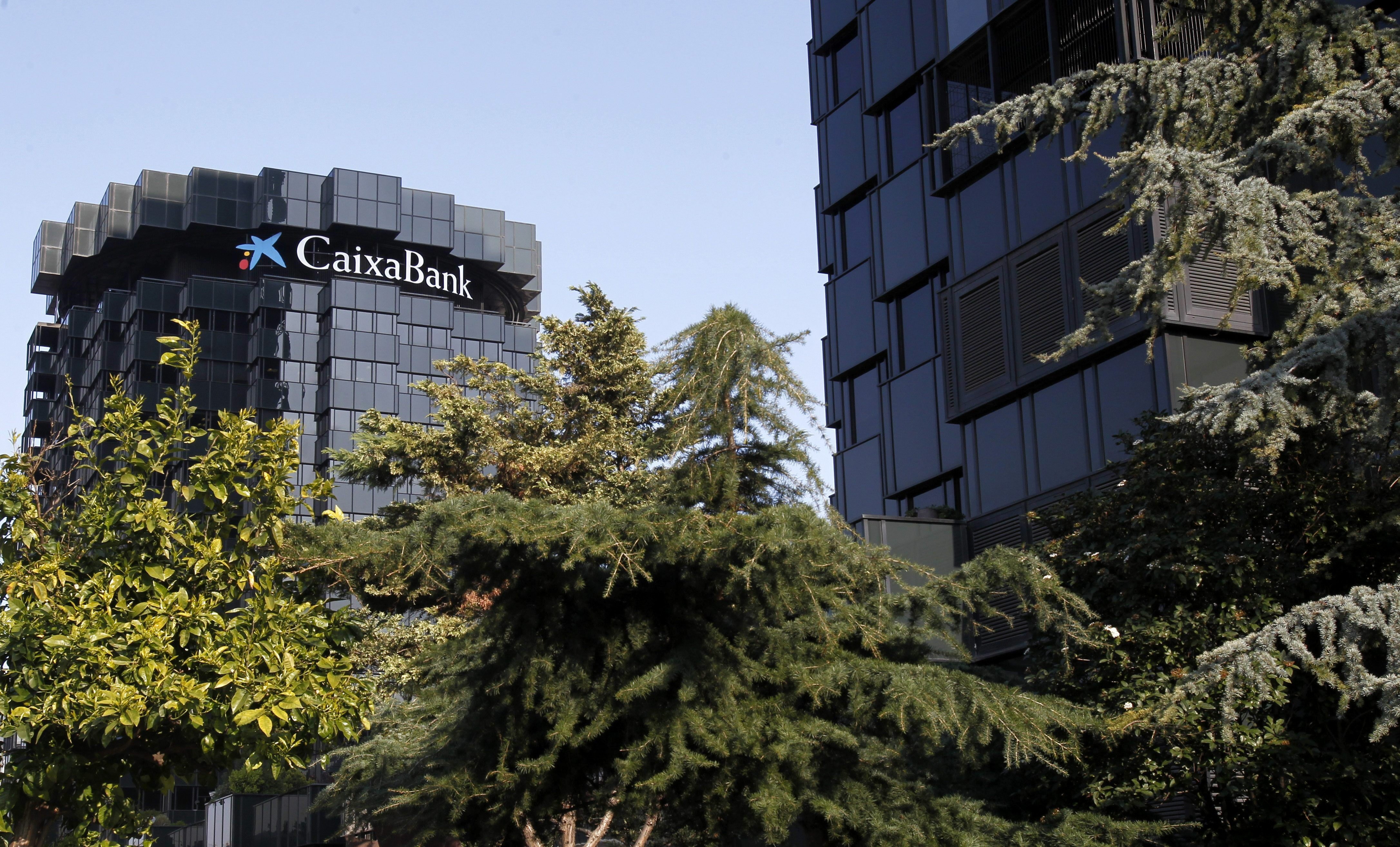 Moody's avisa que Caixabank y el Sabadell tienen riesgos a pesar del cambio de sede