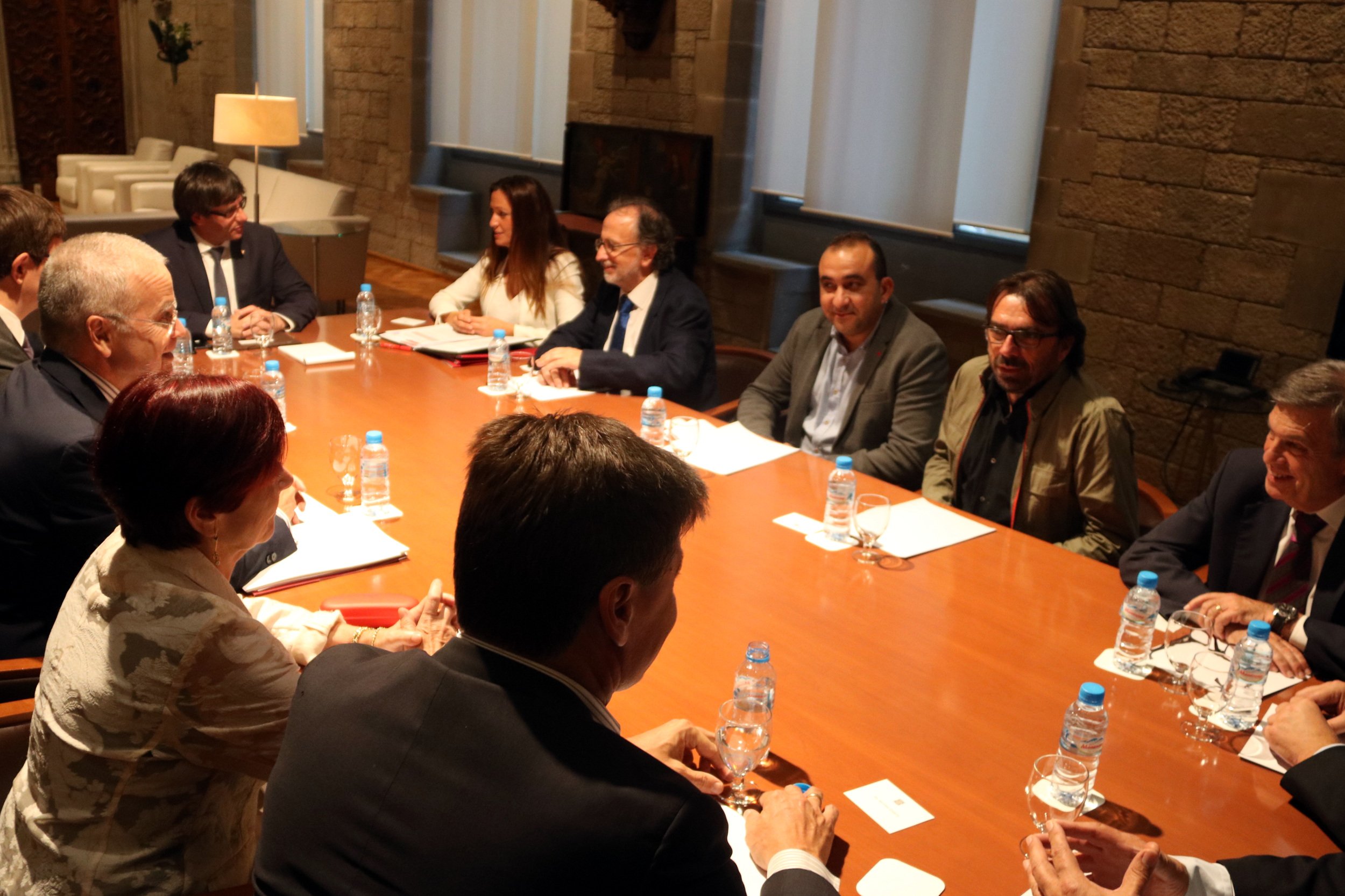 La comissió de mediació demana a Puigdemont aturar la via unilateral