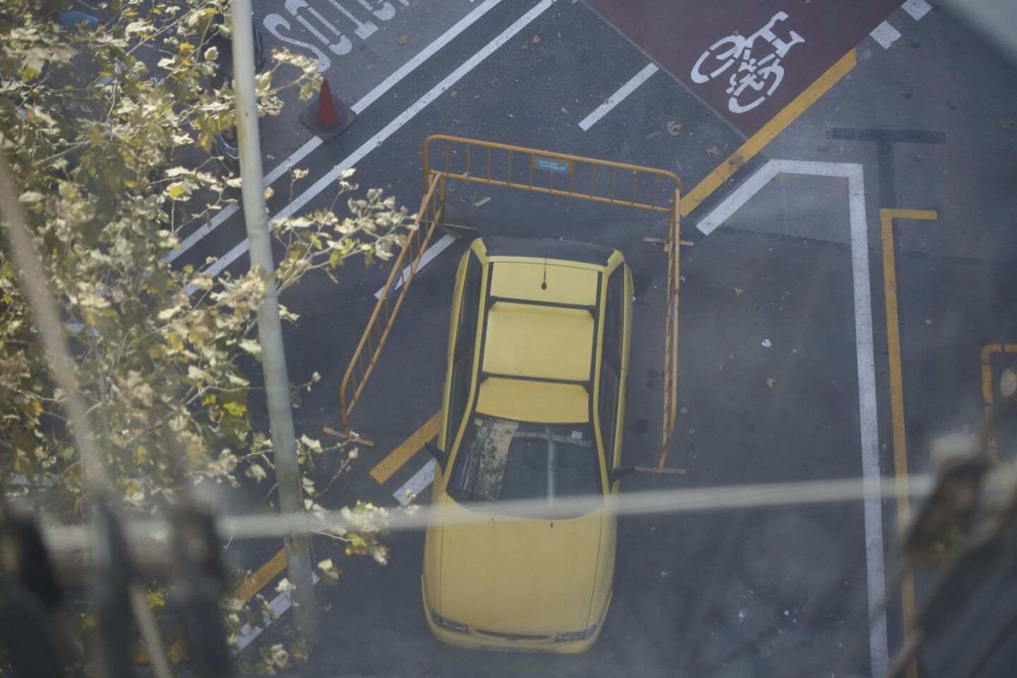 Hito histórico: un conductor encuentra la manera de aparcar en el Eixample