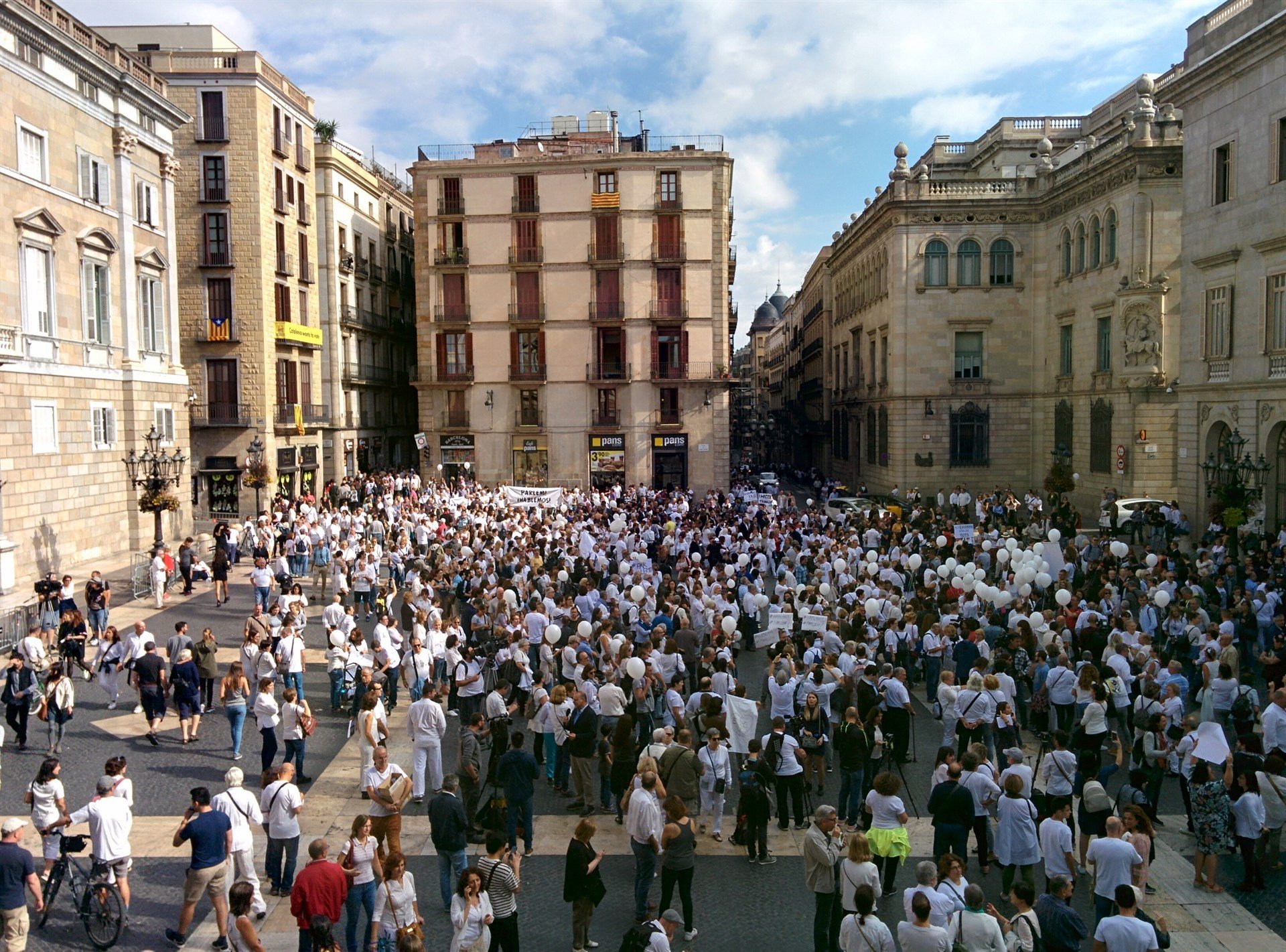 Plaça Sant Jaume s'omple de samarretes blanques per demanar diàleg