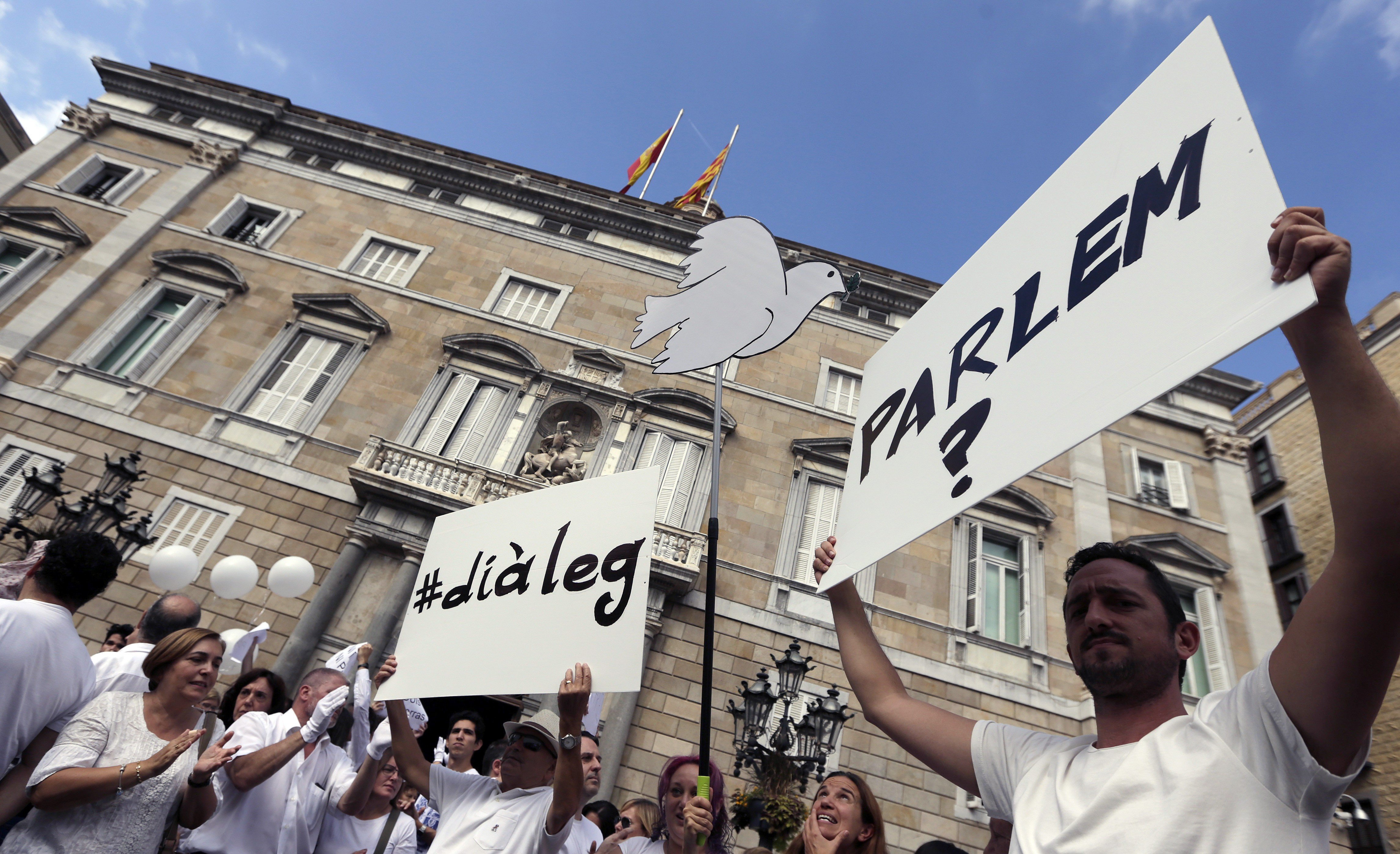 Parlem tenyeix de blanc els ajuntaments demanant diàleg