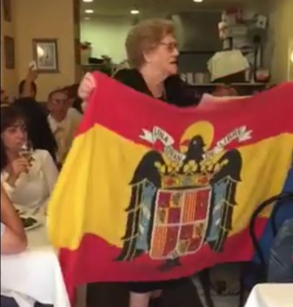 Casa Olga: La marisqueria gallega que inclou el 'Cara al Sol' al menú
