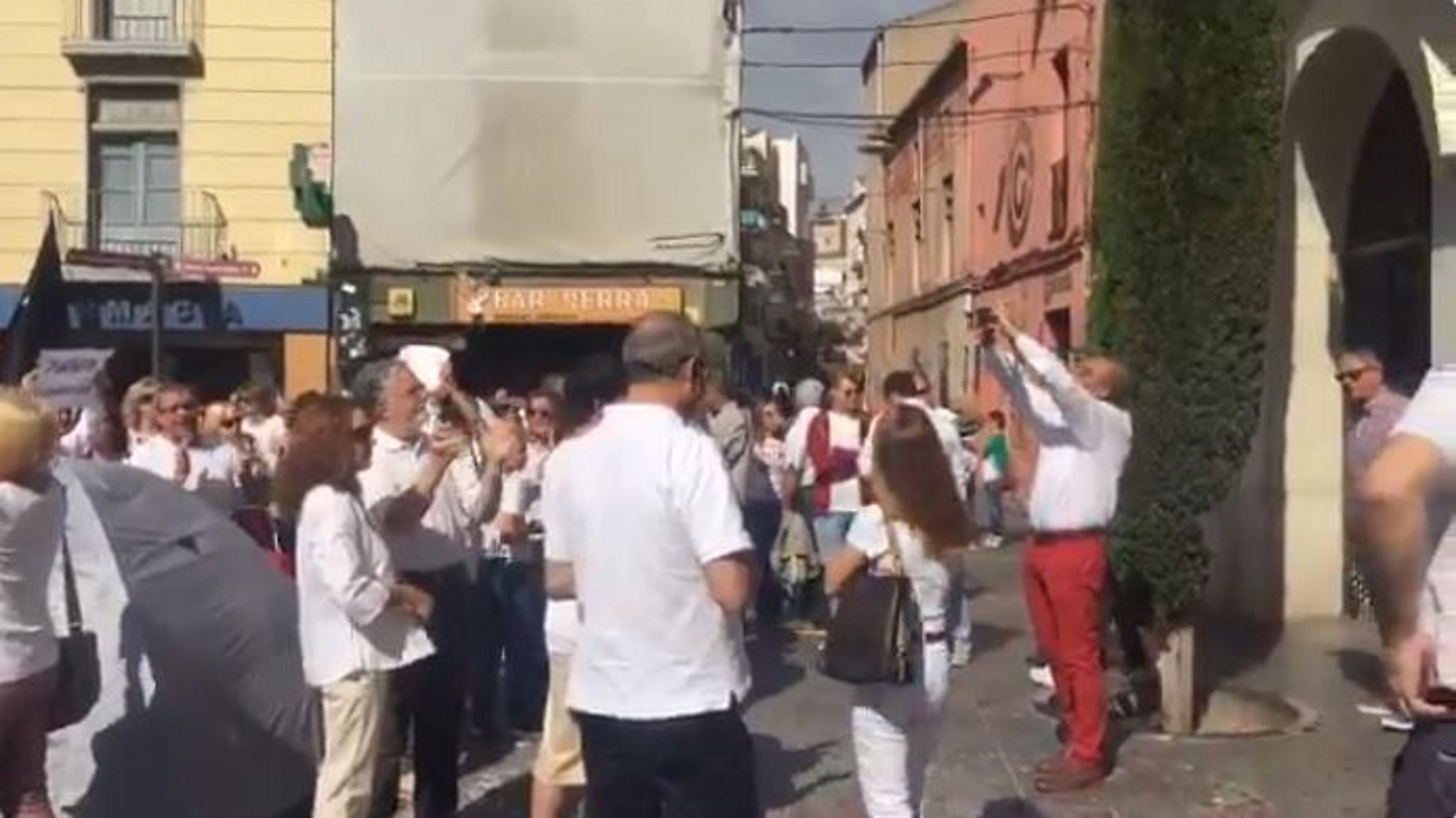 Badalona: Els manifestants de Parlem criden contra l'alcaldessa