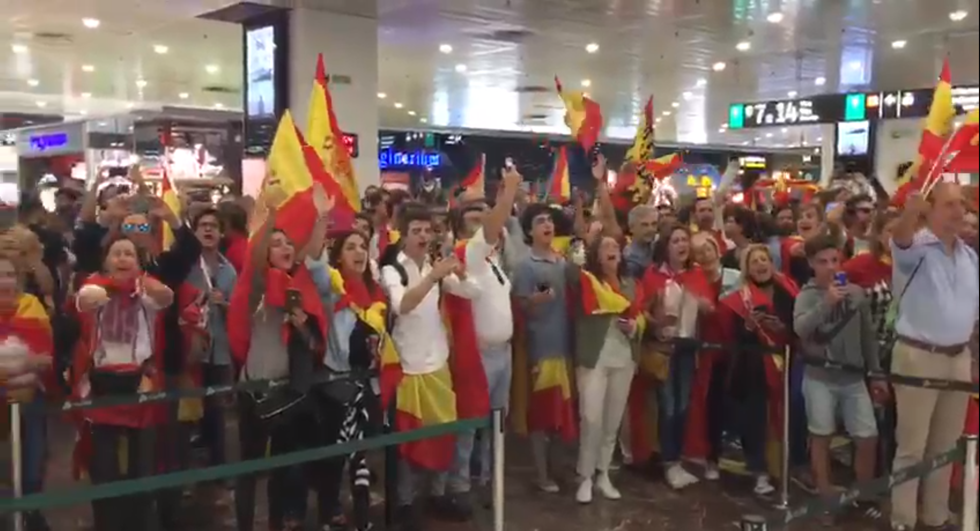 Manifestants espanyolistes increpen Pablo Iglesias a l'estació de Sants