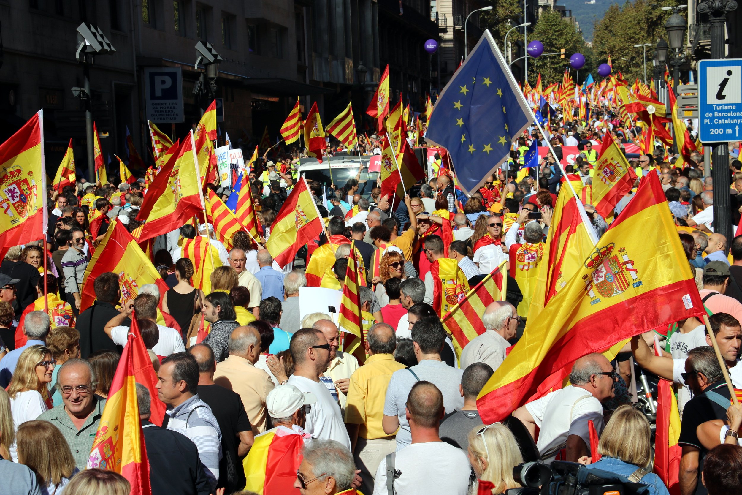 Gritos de "traidores" a los Mossos en Plaza Catalunya