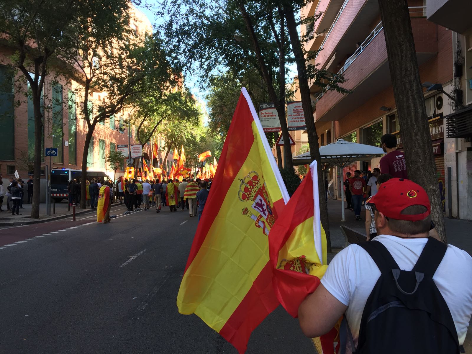 Concentració davant la caserna de la Guàrdia Civil a crit de "Puigdemont a la presó"