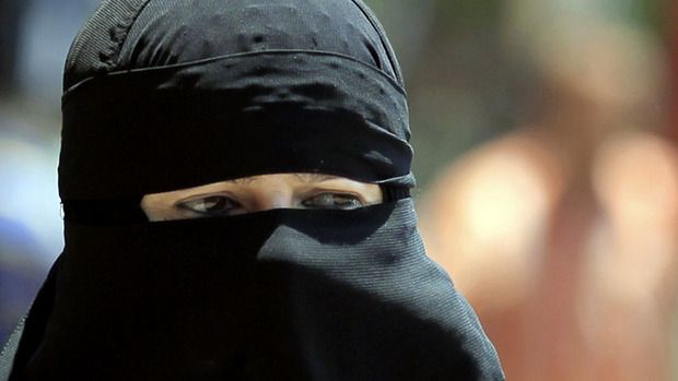 Detenidos por agredir a una embarazada con niqab