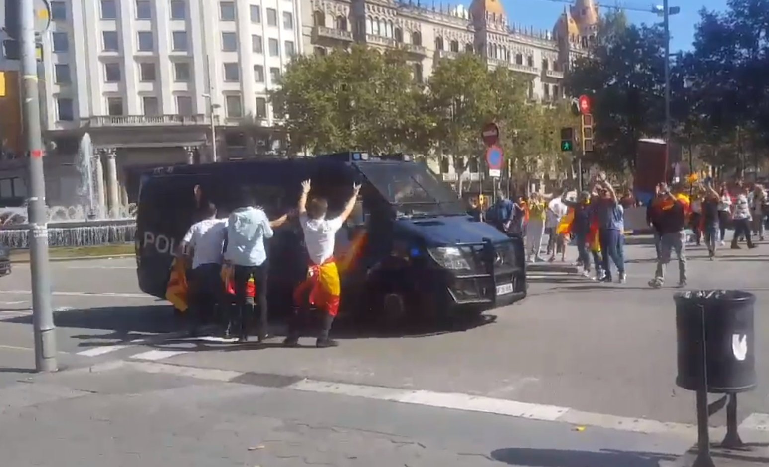 El 'compadreo' de la Policía Nacional con los manifestantes españolistas