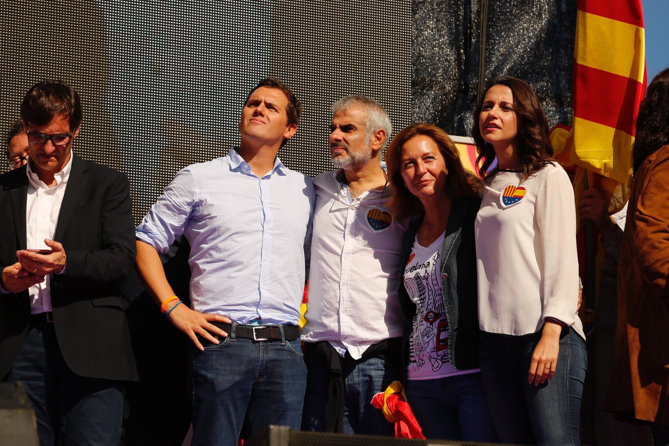 El ünico dirigente del PSC en la mani españolista dice que acudió "como un ciudadano más"