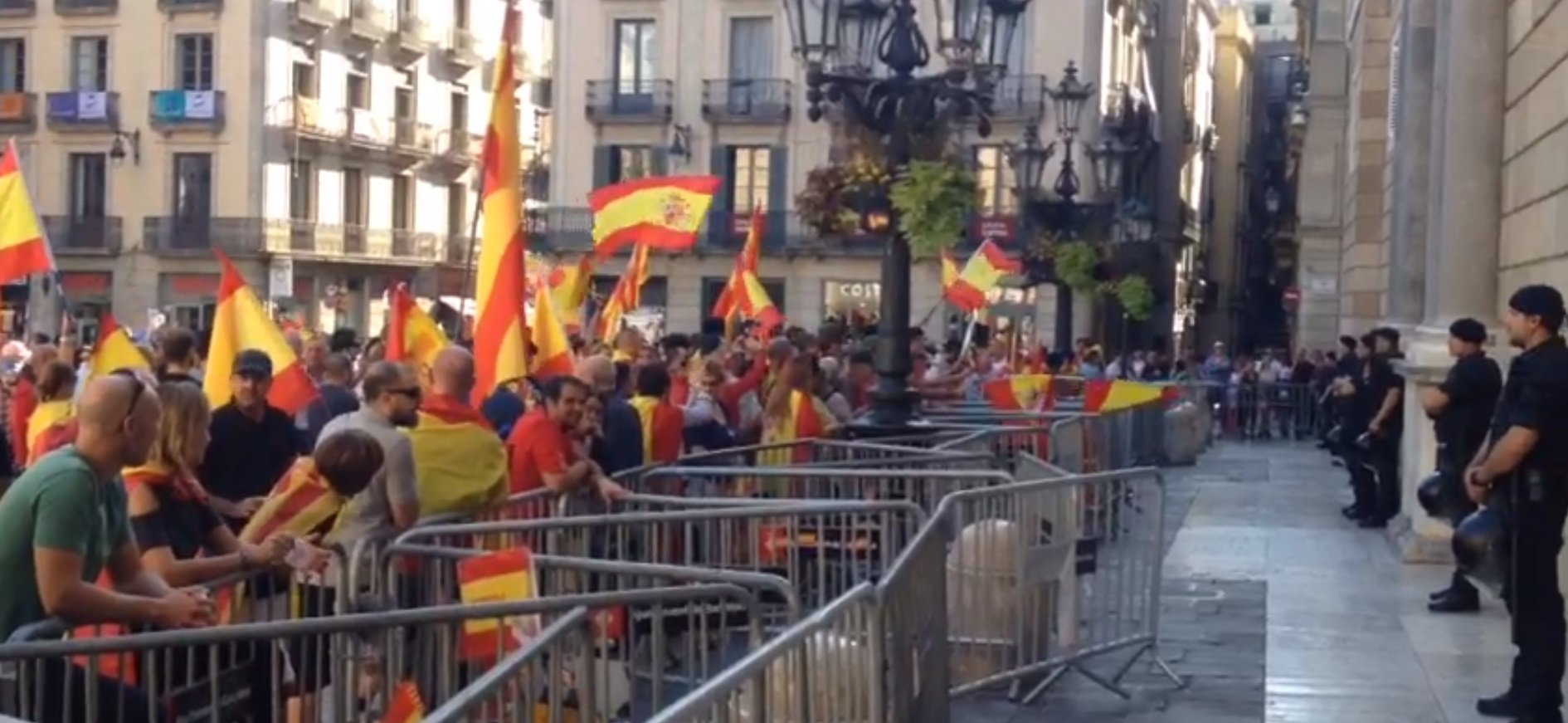 Escarnio españolista a los Mossos en la plaza de Sant Jaume