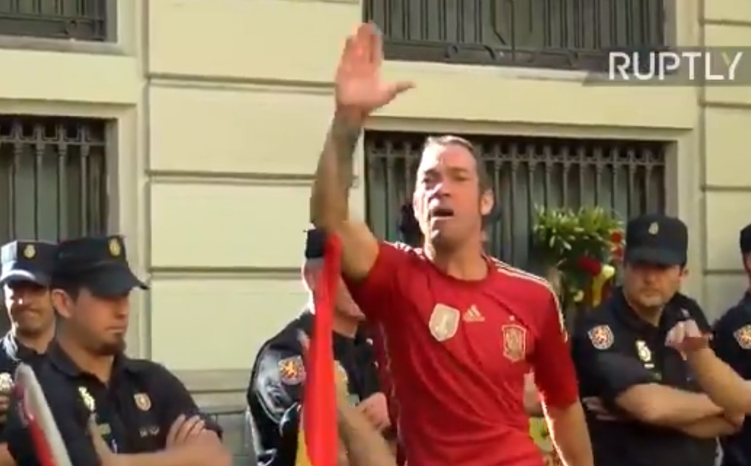 Nazi salutes before the Spanish police