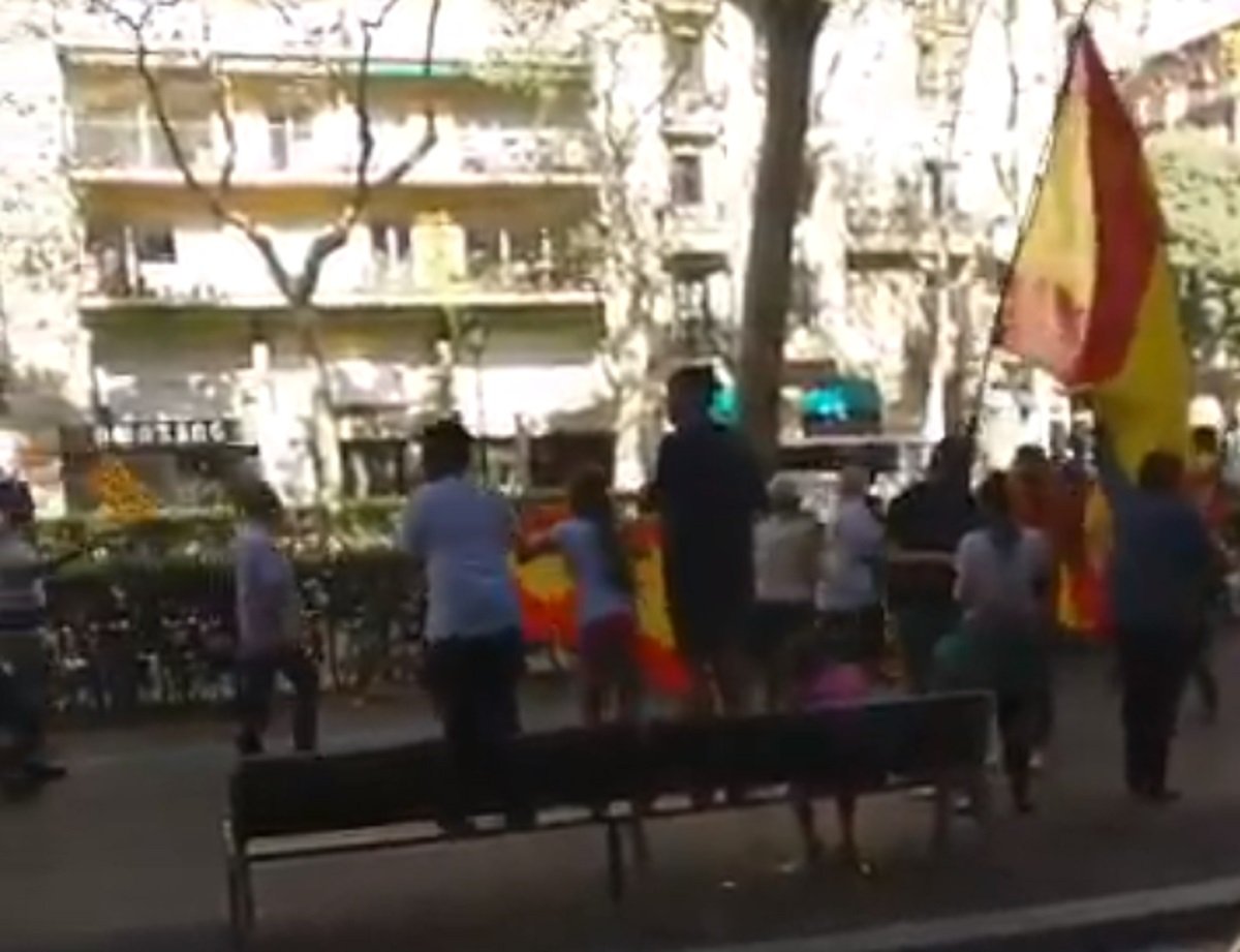 Un grup de nens d'una família espanyolista crida "Puigdemont a presó"