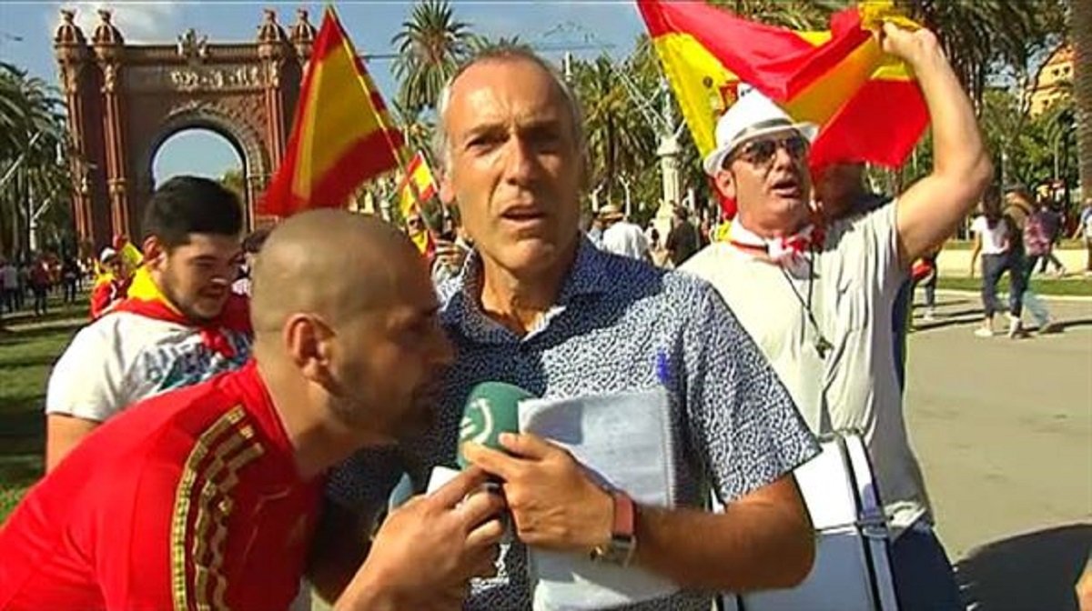 Un manifestante españolista arranca el micro de un periodista de Euskal Telebista