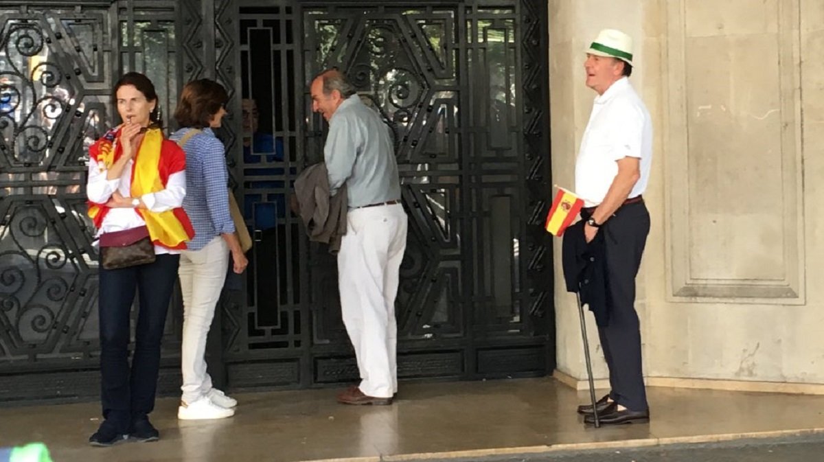 La foto de Gay de Montellà i Enric Lacalle preparant-se per la manifestació