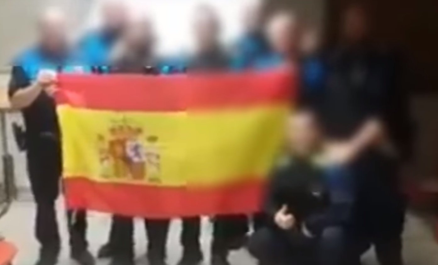 Sabadell expedienta a unos policías locales por colgar un vídeo cantando el himno español