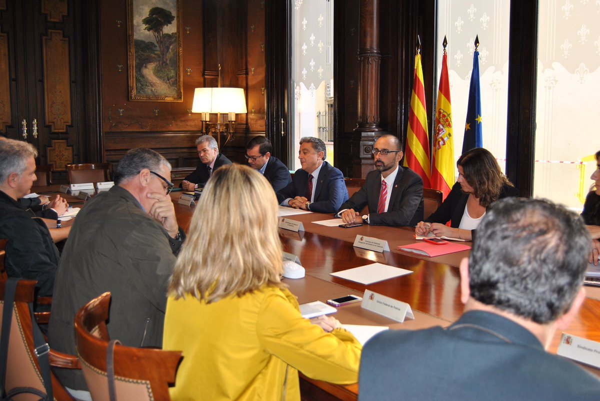 Continúan los intentos de Millo para apaciguar las críticas policiales por haberse disculpado Continúan los intentos de Millo para apaciguar las críticas policiales por haberse disculpado