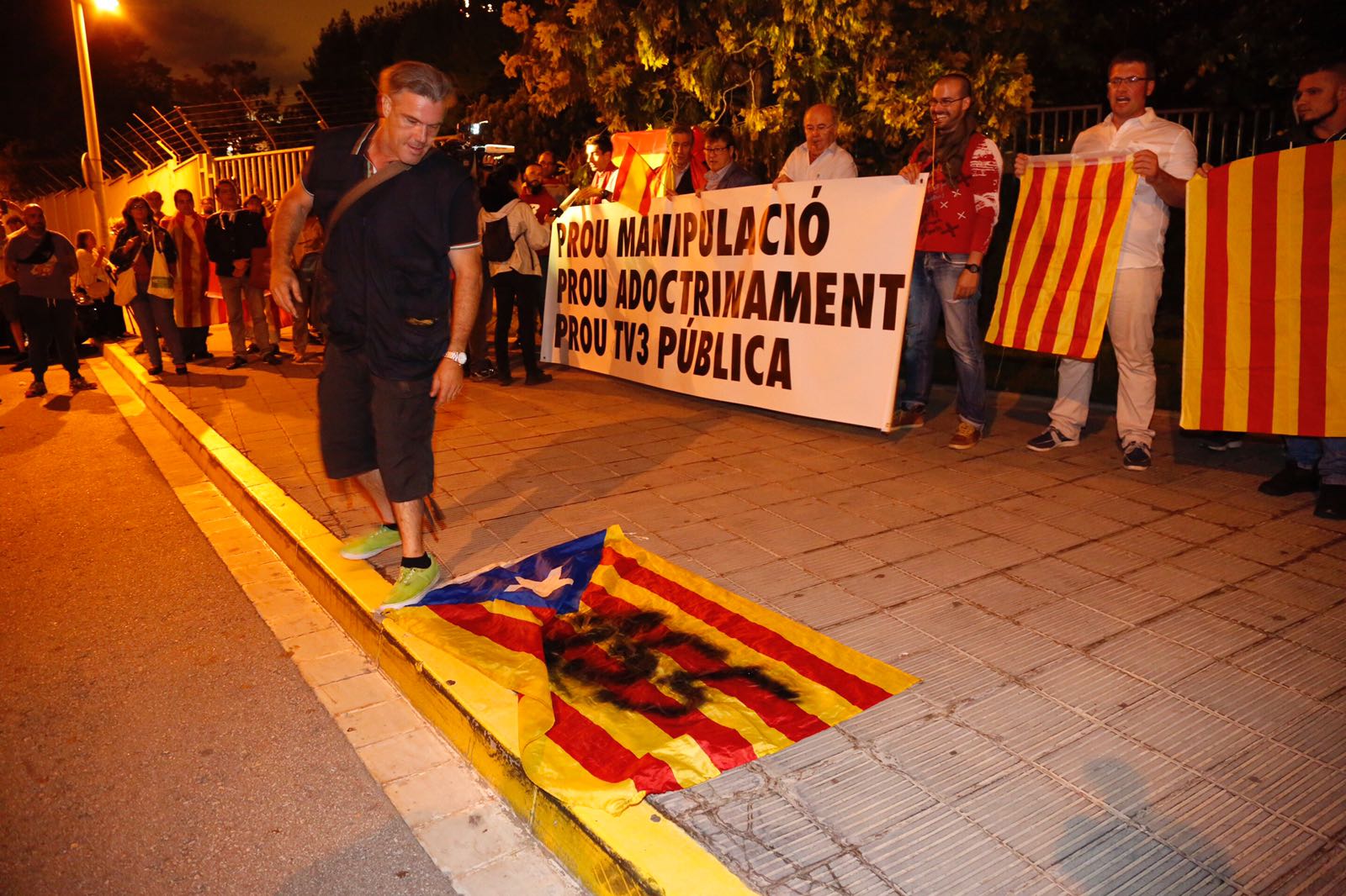 Concentració espanyolista a les portes de TV3