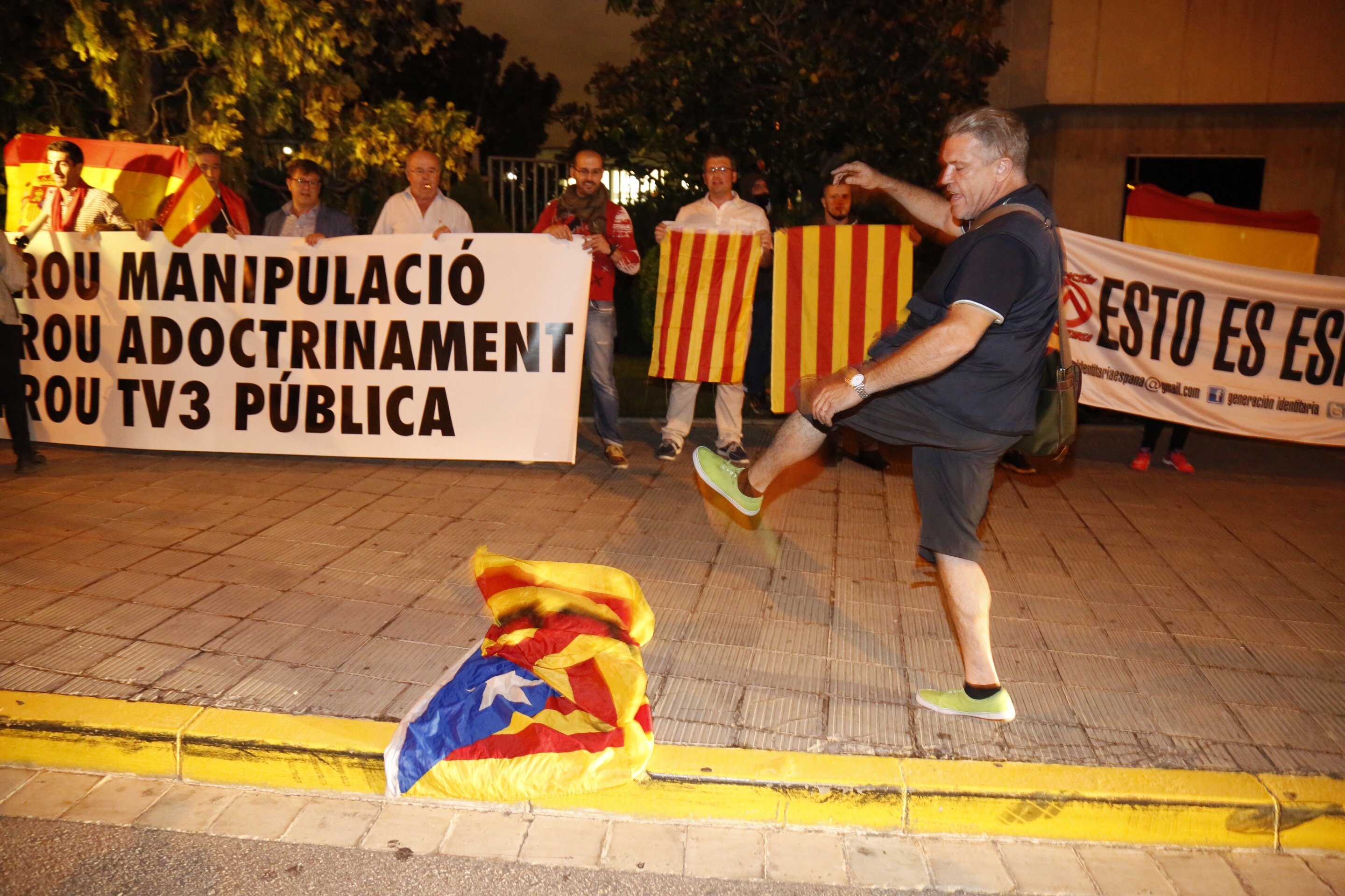 Una cinquantena de persones es manifesten contra TV3