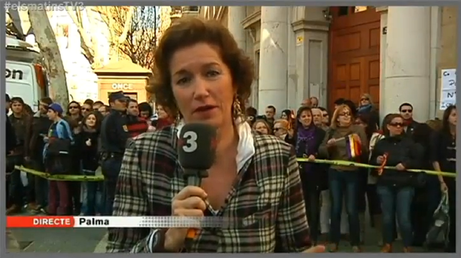 Aparecen pintadas españolistas en el coche de TV3 en las Balears