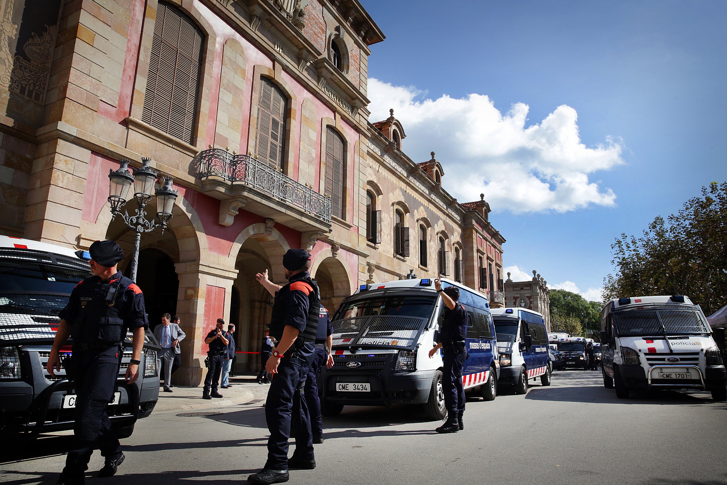 La policia espanyola troba documents de l'1-O en papers que els Mossos volien cremar