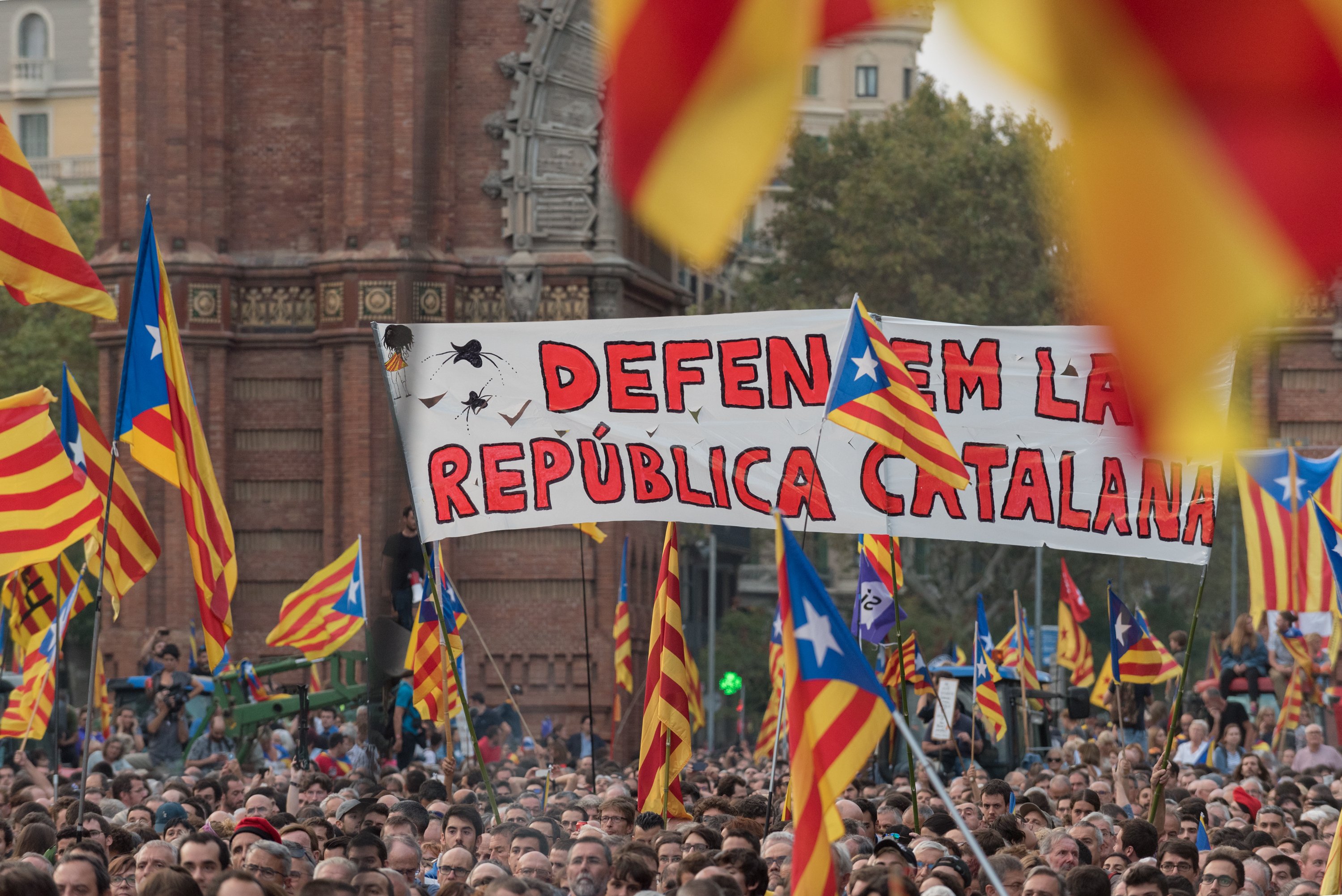 La suspensión del autogobierno marca el paso de la manifestación por los Jordis