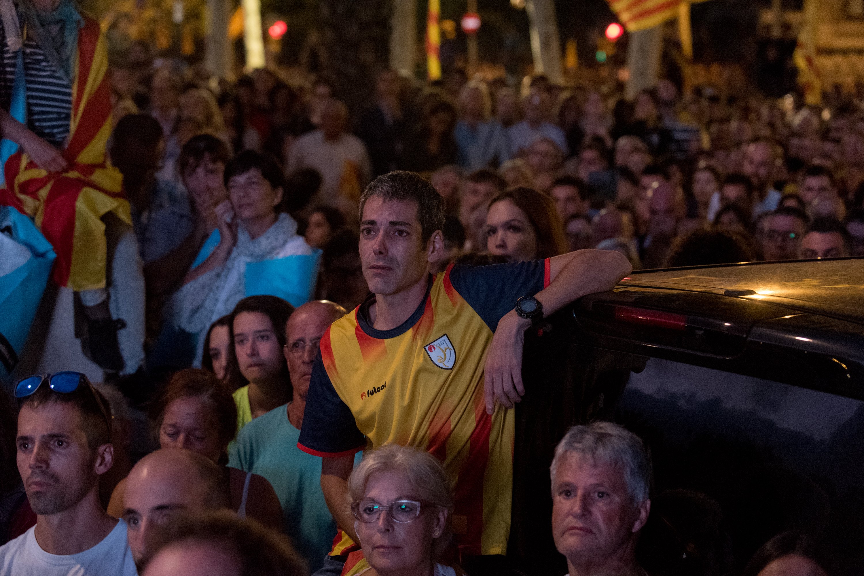 Disillusion and long faces among independence supporters after Puigdemont's speech