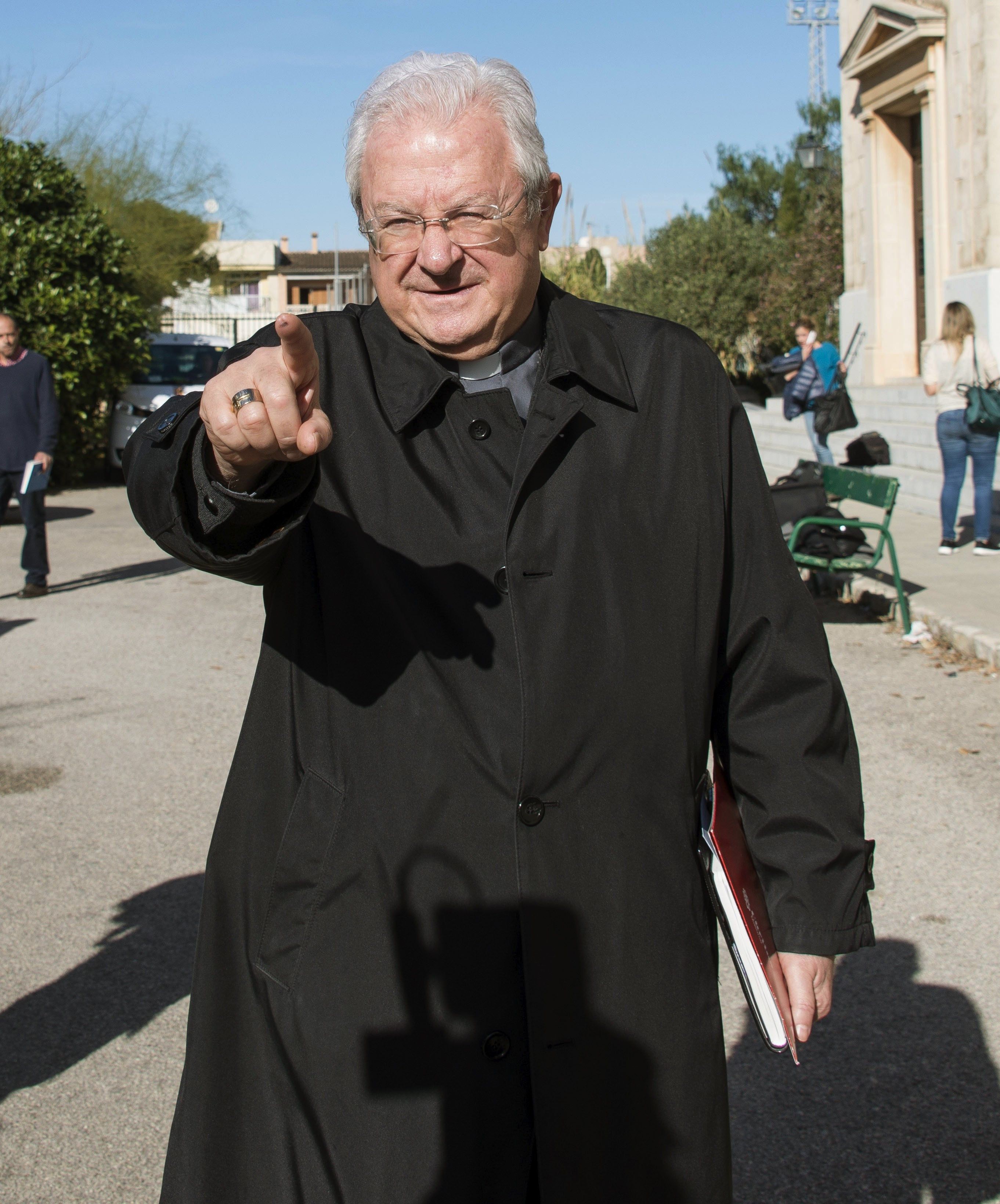 El obispo de Mallorca, destituido por mantener una relación con su secretaria casada
