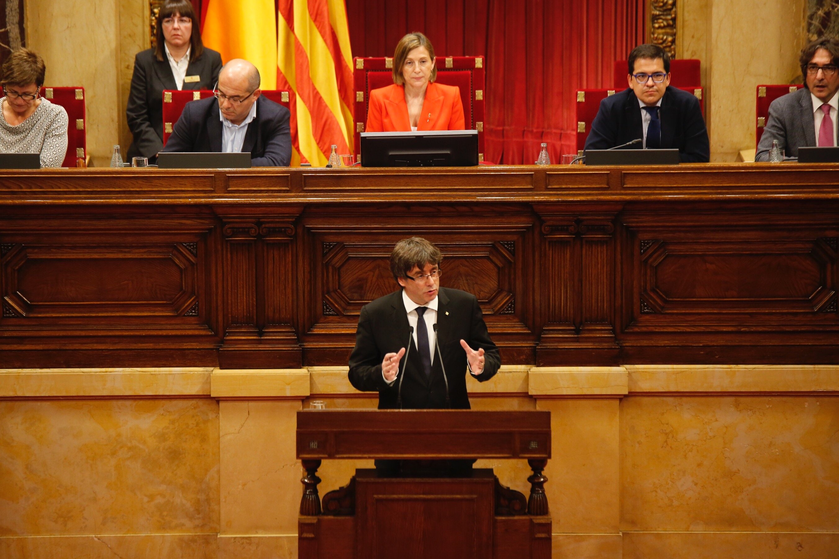 Puigdemont declara la independència però la deixa en suspens per dialogar