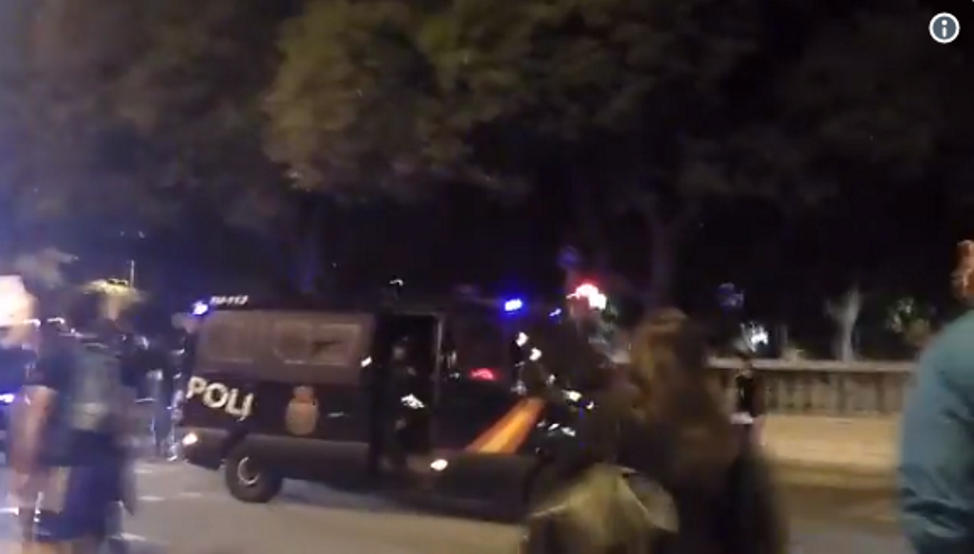 Una furgoneta de la Policía Nacional casi atropella manifestantes independentistas
