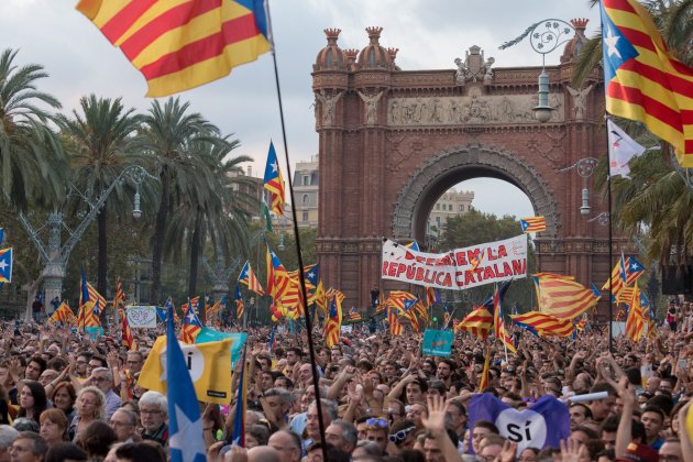 manifestacio passeig lluís companys laura gomez declaració i suspensió de la independència per part de Puigdemont 04