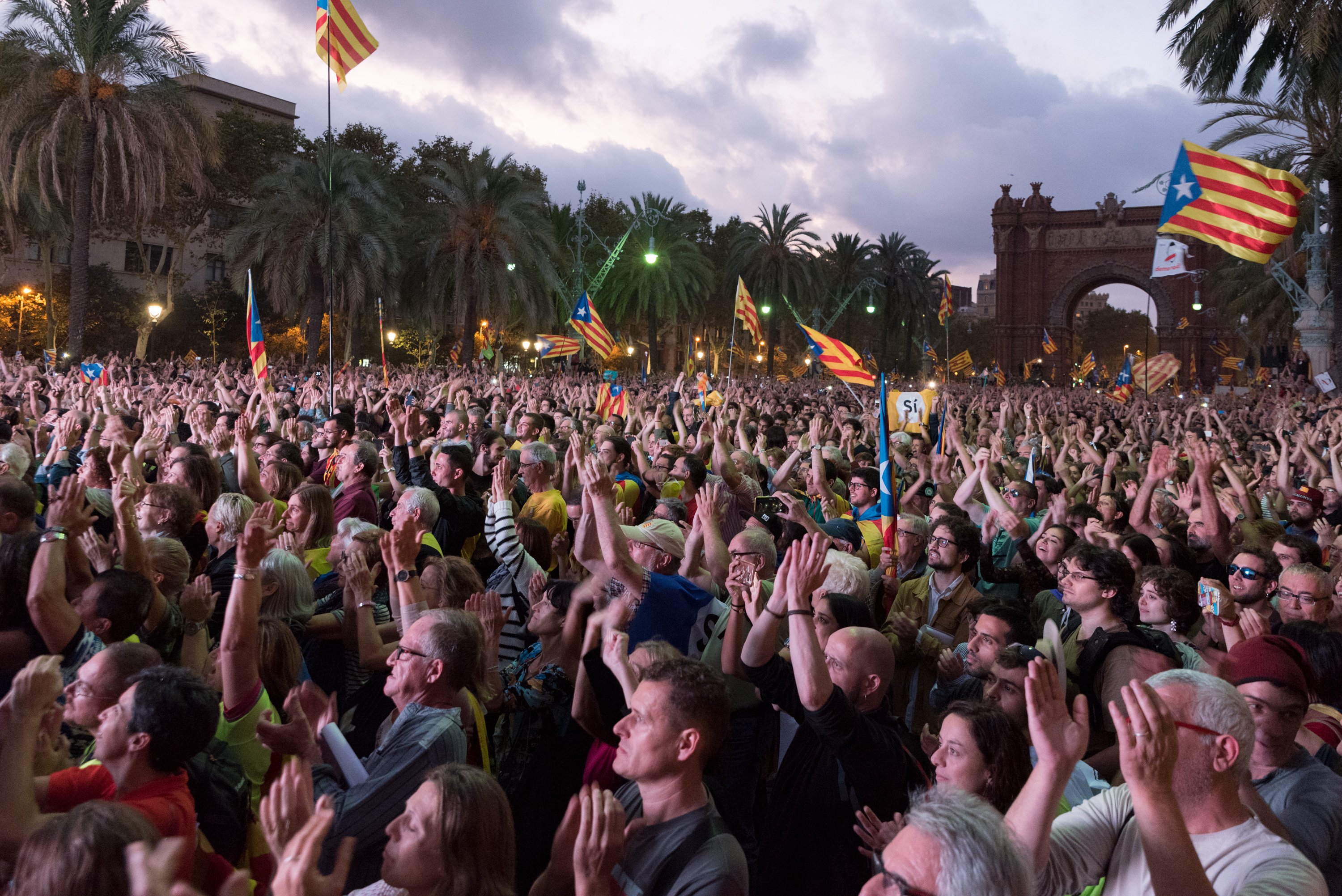 Desil·lusió i cares llargues a Arc de Triomf després de la suspensió de la DUI